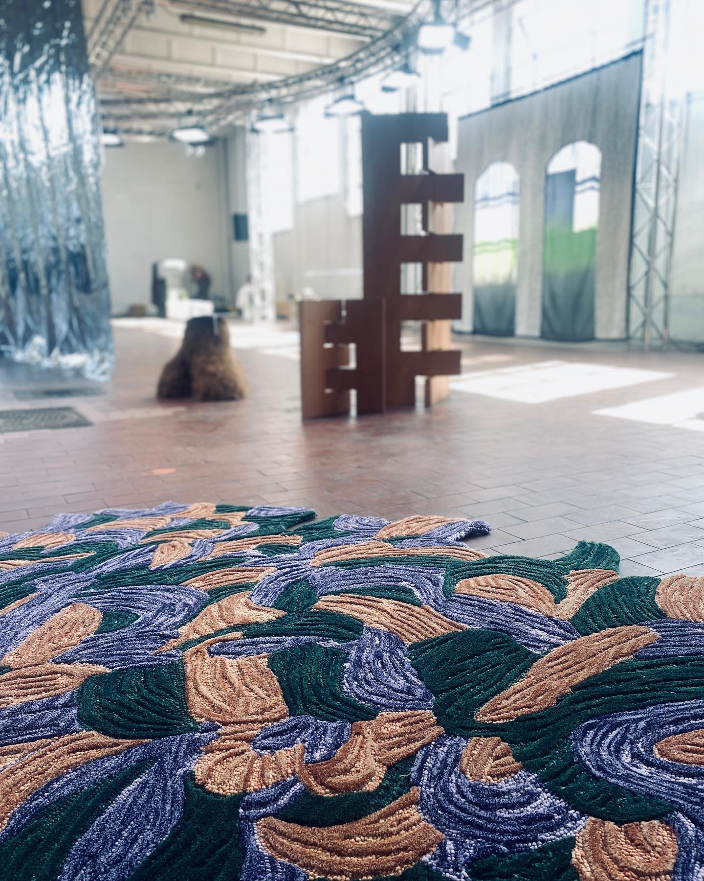 In contrast with the rough diamond of @baranzate_ateliers we present the handtufted Cravo Rug @belgiumisdesign and @milan.design.week 

The Cravo rug is a collaboration between Omarcity and Ana Mar&iacute;a G&oacute;mez (Studio Amgs). The rug was des