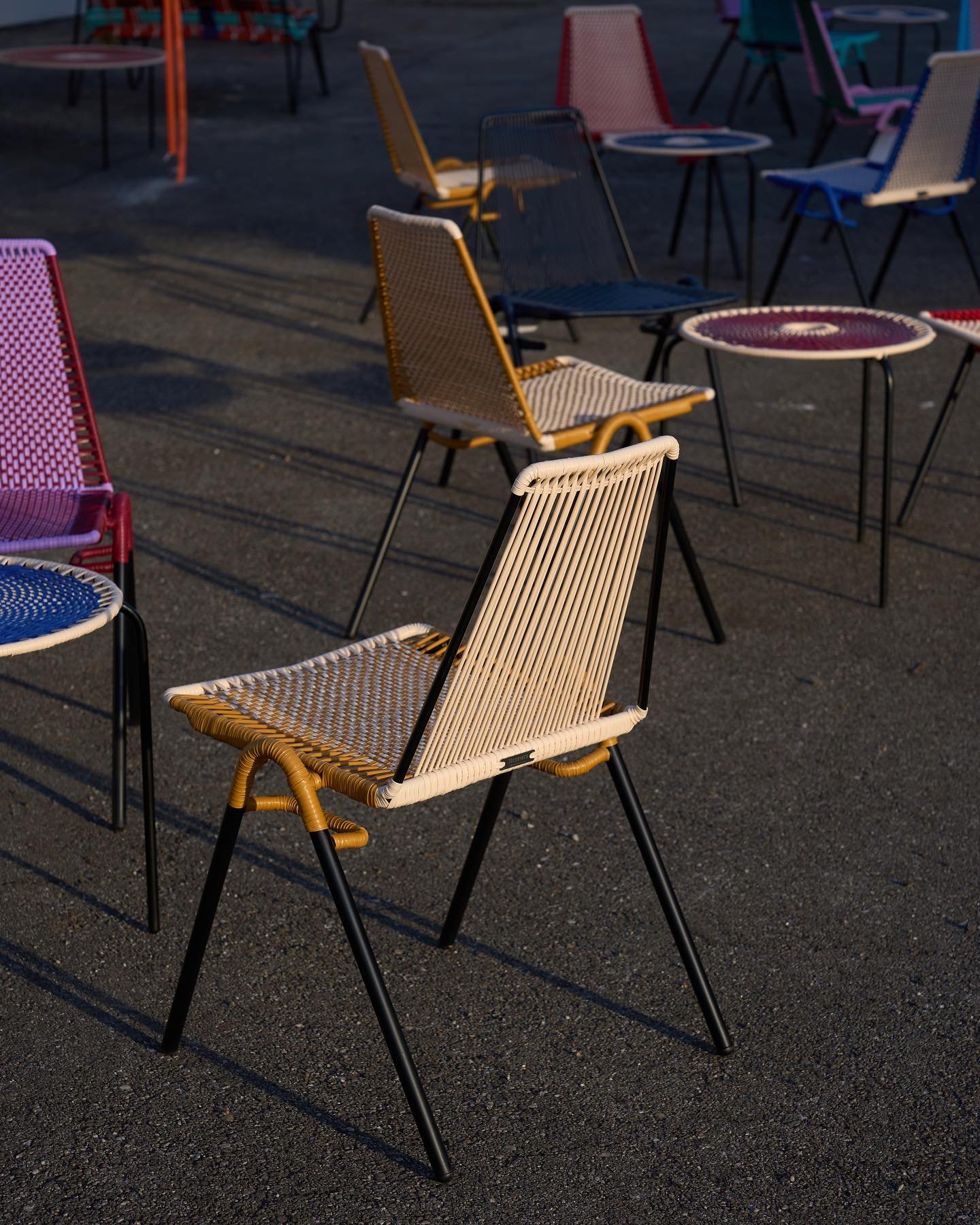 Day and night! 🌝 🌚 #omarcity #tucurinca #delafinca #ap&eacute;rotime #moonlightdancing #diningchairs #diningchair #milanodesignweek2024 #baranzate #outdoorfurniture #outdoorfurnituredesign #handmade #woven #wovenfurniture #wovendesign #sustainabled