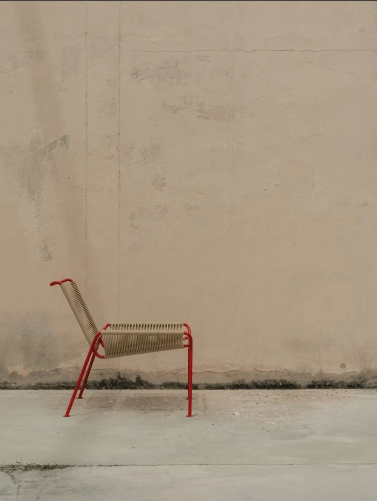 POLTRONA RETRO

A design by @5solidos for @tucurinca 
Available www.omarcity.world 

The Lady in Red &mdash; a chair that stands on its own.
Simple and elegant, yet an eye-catcher.
Indoors or outdoors.
In a modernist setting or on a tropical patio.
T
