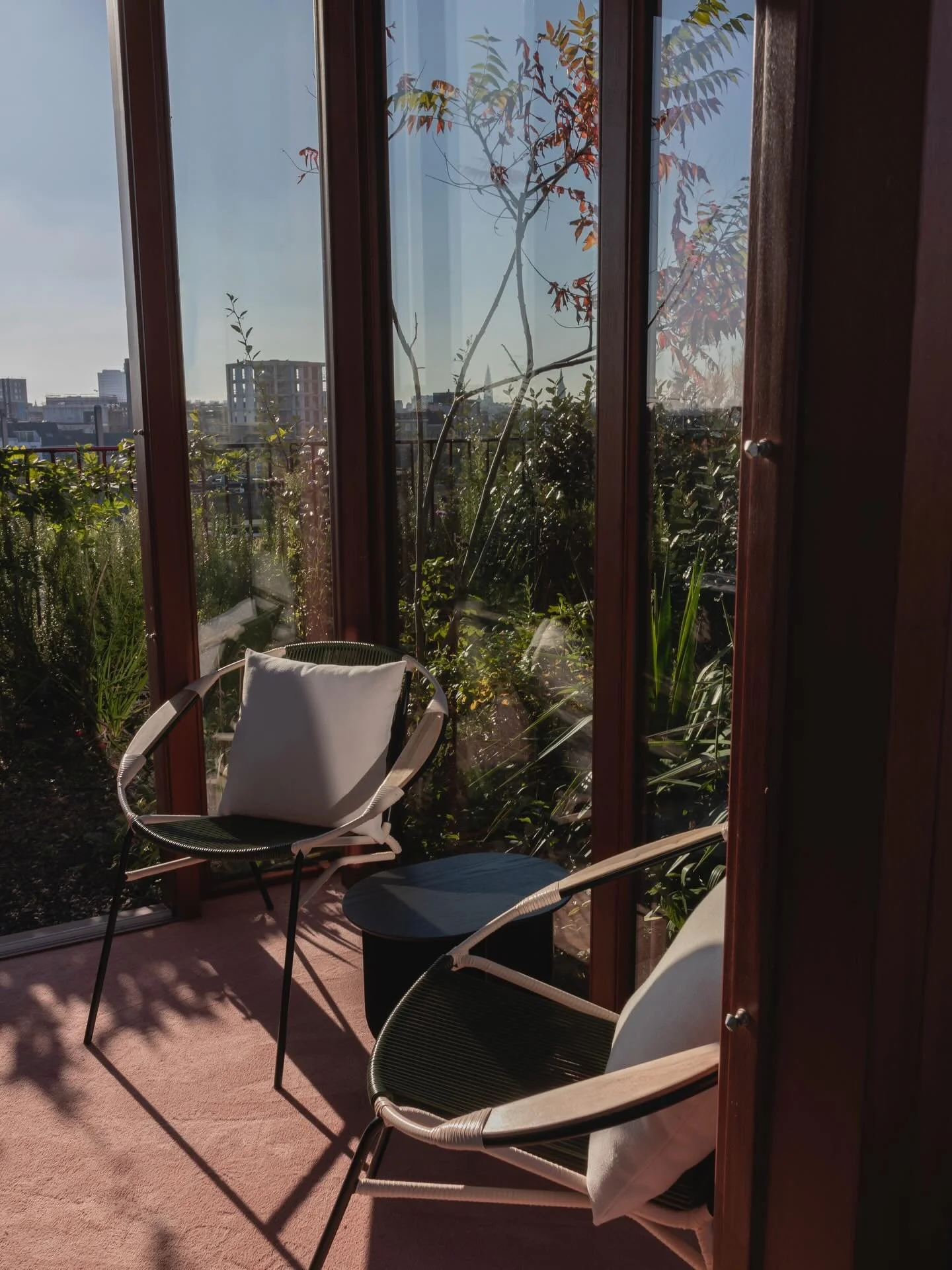 UPSIDE DOWN SUMMER IN WINTER SALE ❄️🌞- OPEN HOUSE THIS WEEKEND
Did you know our outdoor furniture look just as stunning indoors or even in winterwonderland? They can bring that splash of color and summer feeling to your home all year round. And when