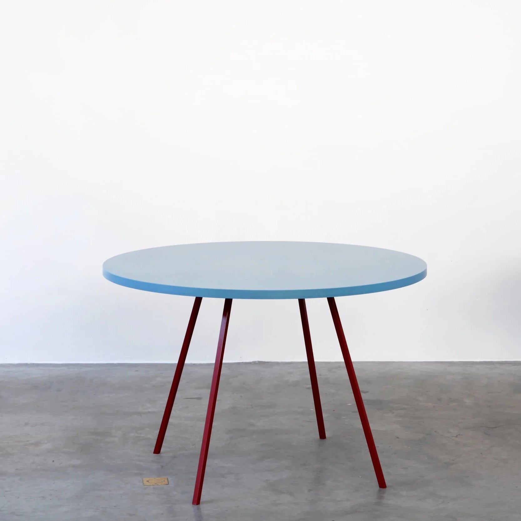 round_table_blue_pink.jpg
