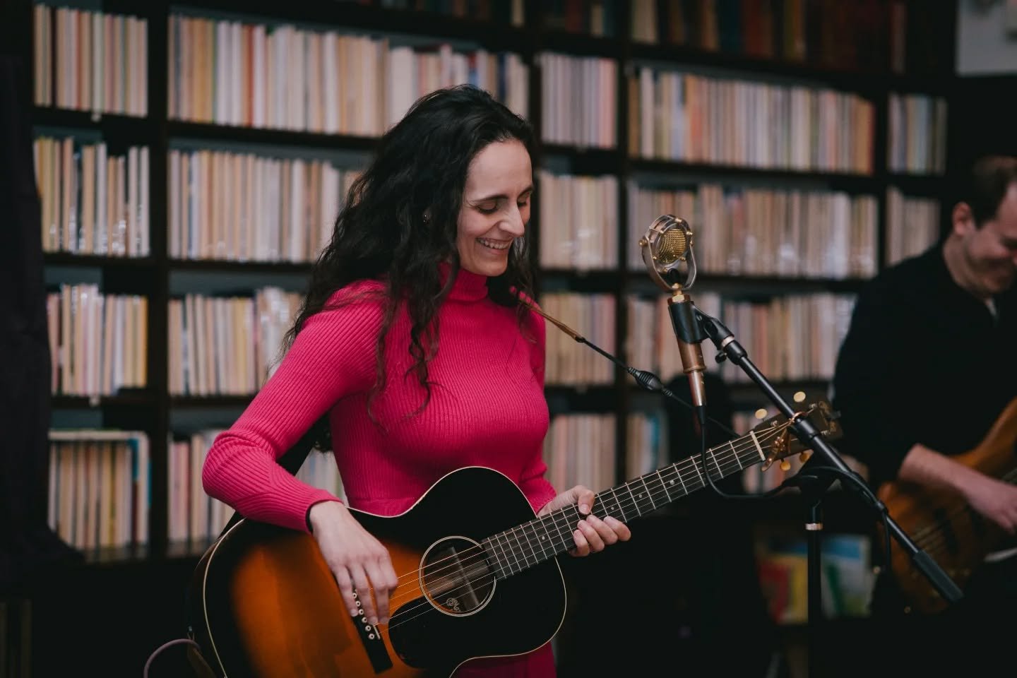 So grateful for such a lovely night at @thenavesinklibrary last weekend!! Thanks again to everyone who made it so special 🥰

Tonight (4/10) I'm at @petescandystore with @2morestrings and this Saturday (4/12) I'm at @northville_arts_center in King Fe