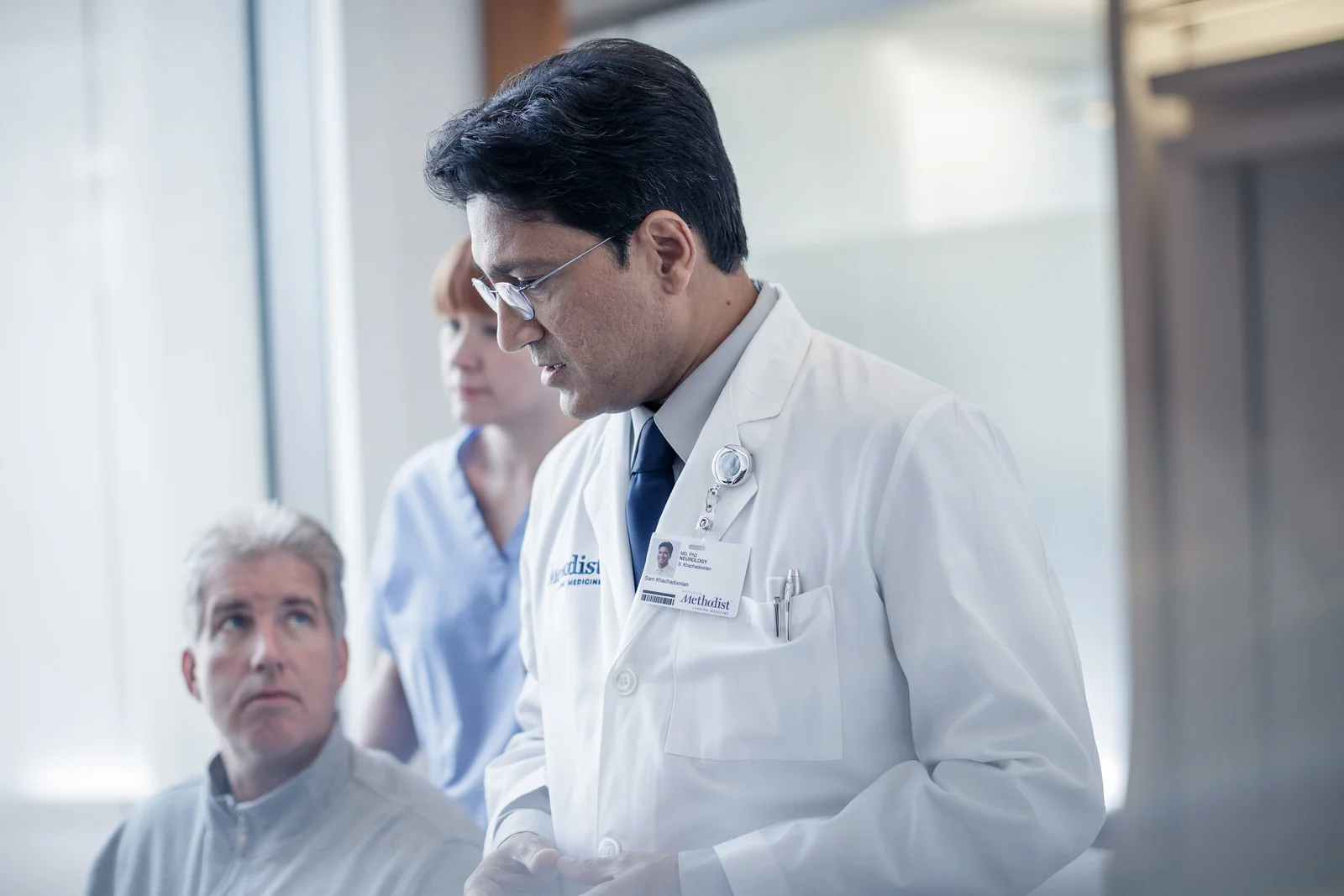 Doctor-speaking-with-patient-X3.jpg