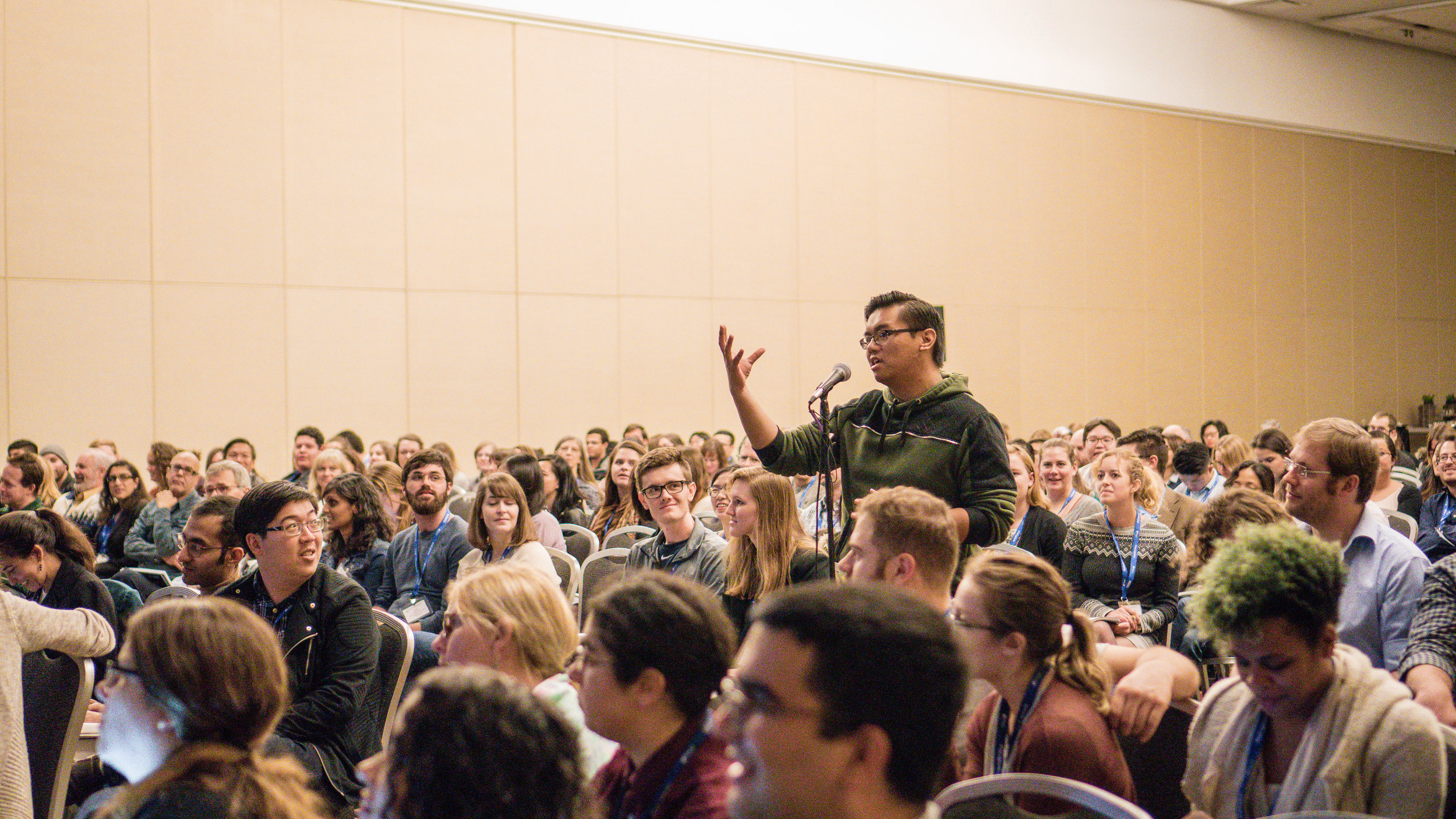  Fellow science communicator  Gabriel Santos  pitches a science story to a crowd of over 400 participants in a workshop at the 2018 Annual Meeting of the Society for Integrative &amp; Comparative Biology in San Francisco, CA. Photo courtesy of Helina