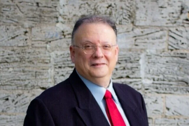 The Agustín Agency firma Biblia de estudio del prominente historiador y teólogo, el Doctor César Vidal. 