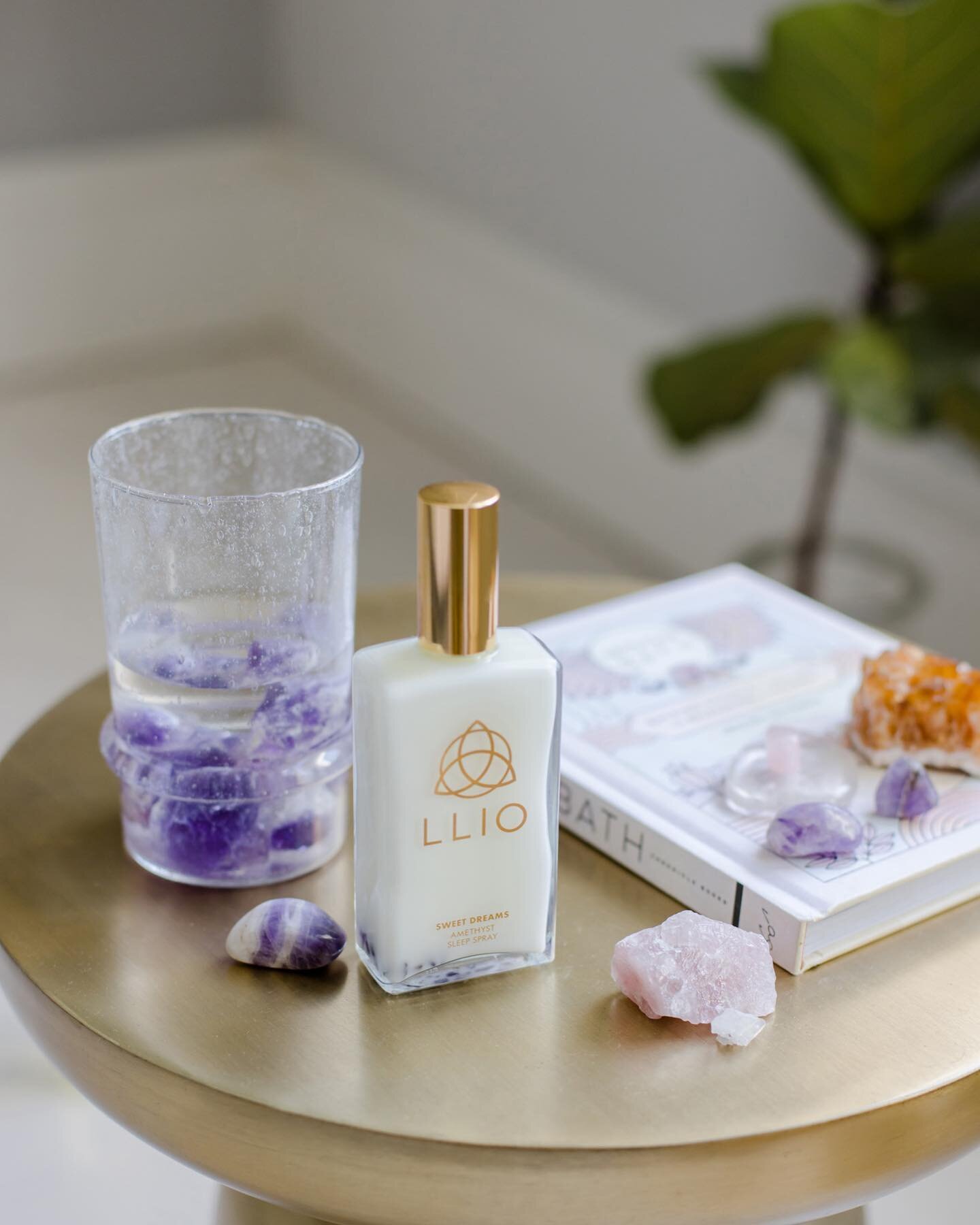 Not sure what&rsquo;s prettier- The scent or packaging of our Sweet Dreams Amethyst Sleep Spray 💤 💎 
&bull;
&bull;
&bull;
#thebeautybar #santabarbara #santabarbaraspa #sblifestyle #llio