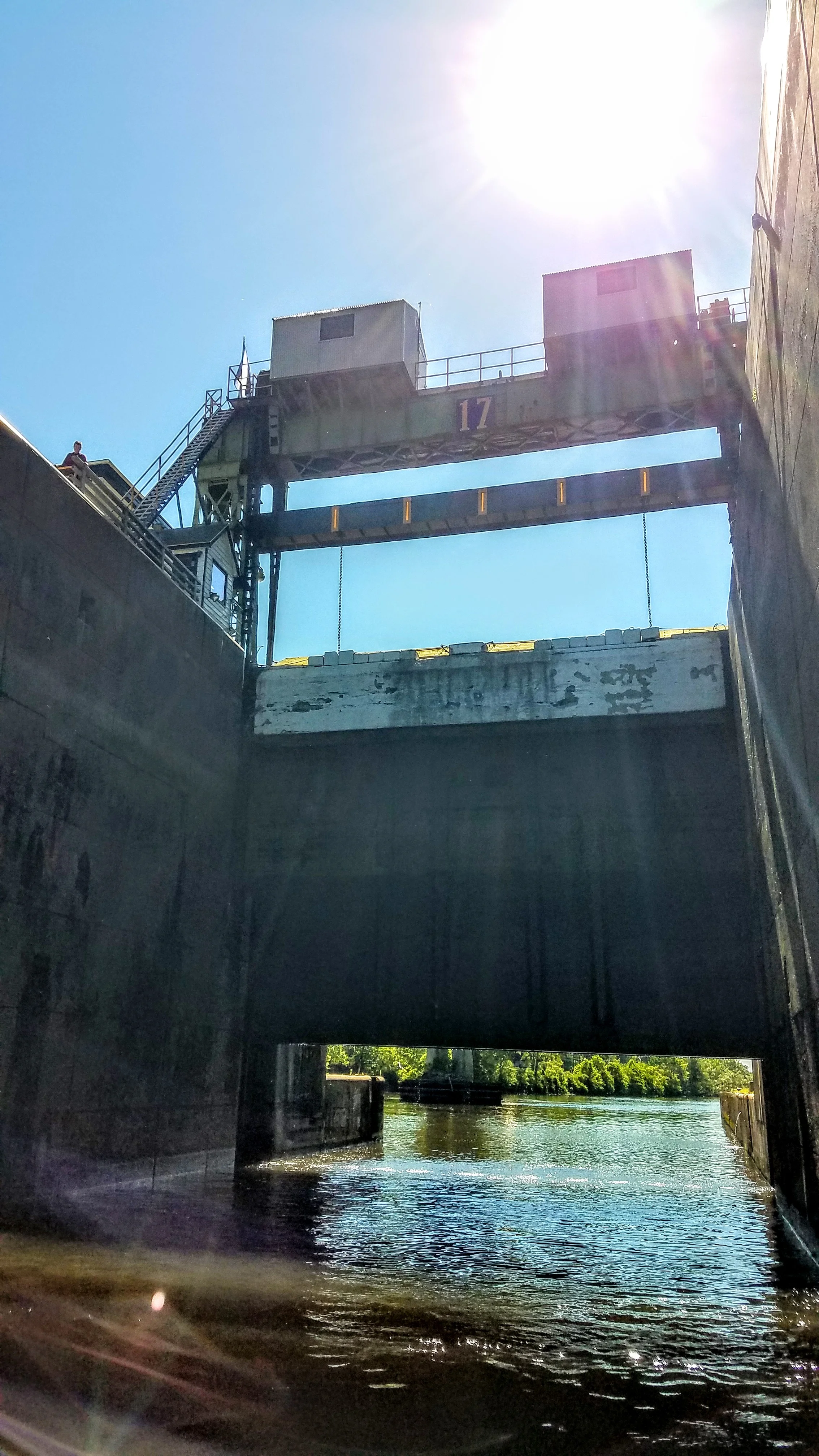 The Guillotine Door closing on lock 17