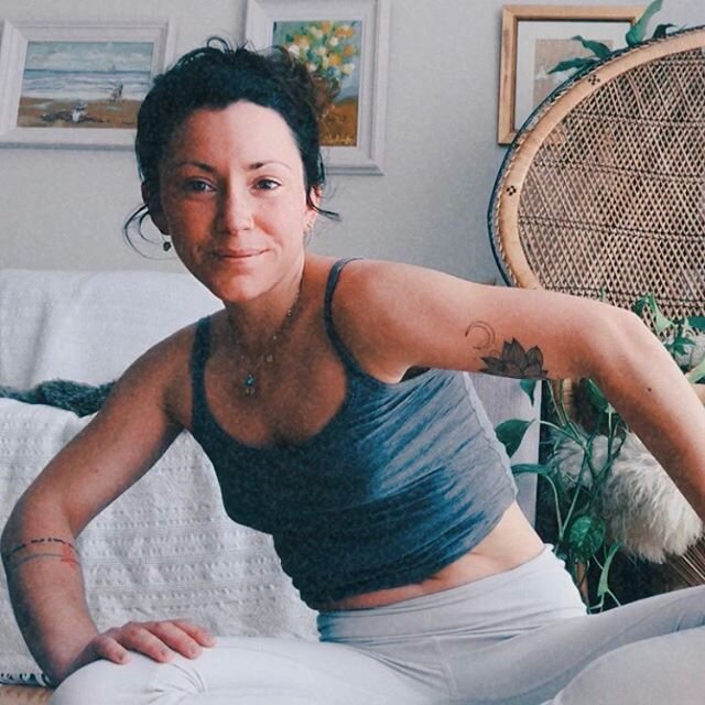 Friennnndsss I miss you and your real life faces and your hugs and squeezes 😘 while we wait I have something for you. Saturday 18 April, 9am Dublin (10am for you pals on the continent you get an extra hour in bed 😴) a live stream yoga practice. Tun