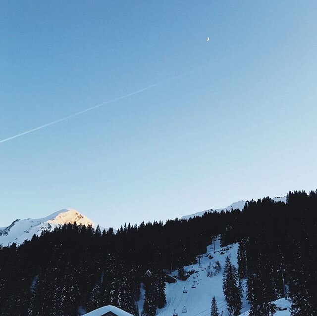 So beautiful 😍 Right now I miss these surroundings under this big sky. One favourite quarantine activity = day dreaming &amp; reliving the hours spent on the mountain this winter and thinking of all the people those hours were spent with &hearts;️ ?