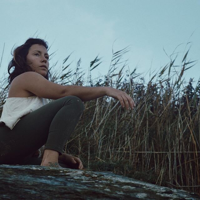 Yoga class incoming ✨ This is an invitation to keep your body moving, your mind focused, your energy flowing, and your breath filling you up. An invitation to become more in touch with that magic quality of aliveness... when you know you know ☺️ and 