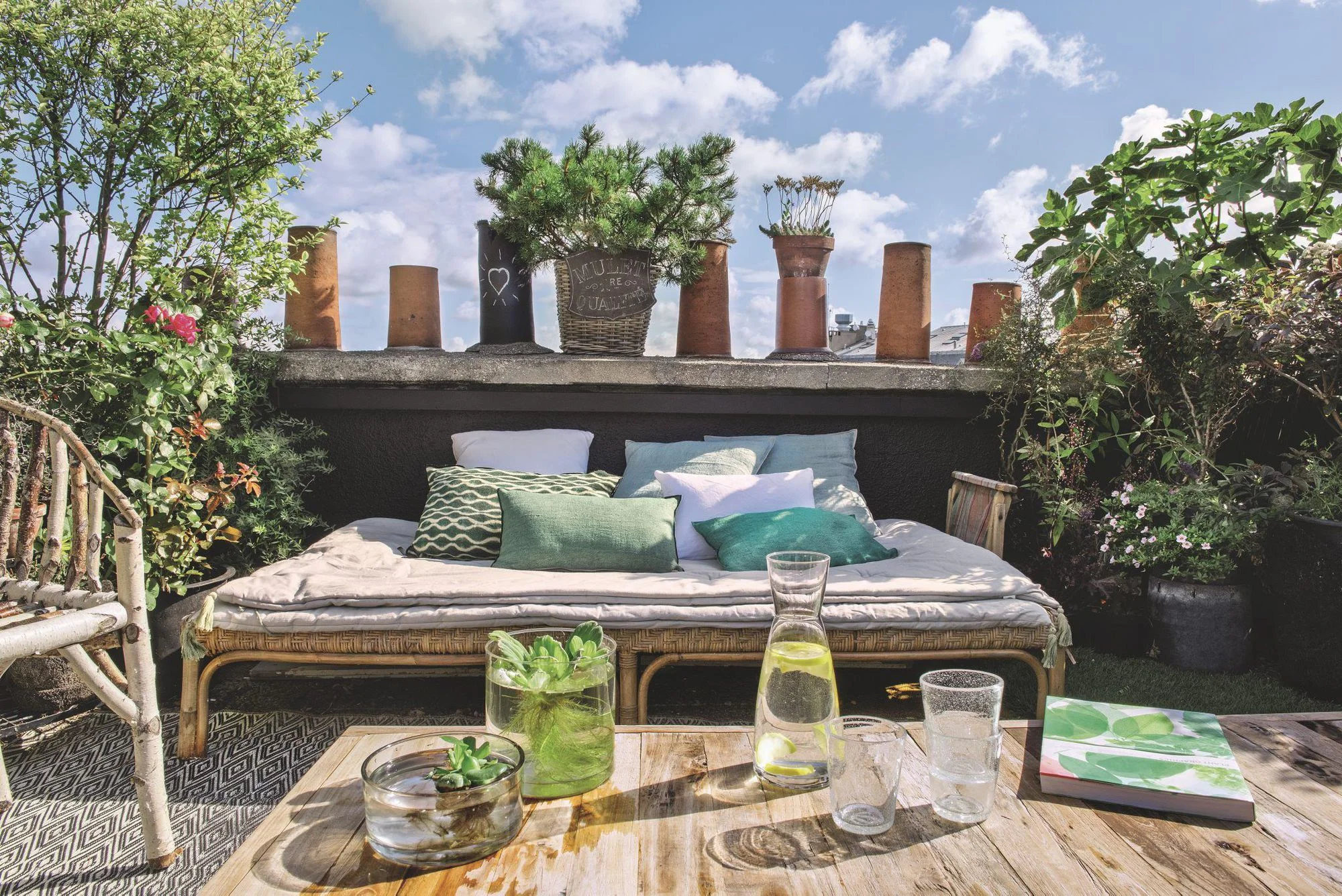 banc-lit-exterieur-sur-grand-balcon-parisien-fleuri_5583889