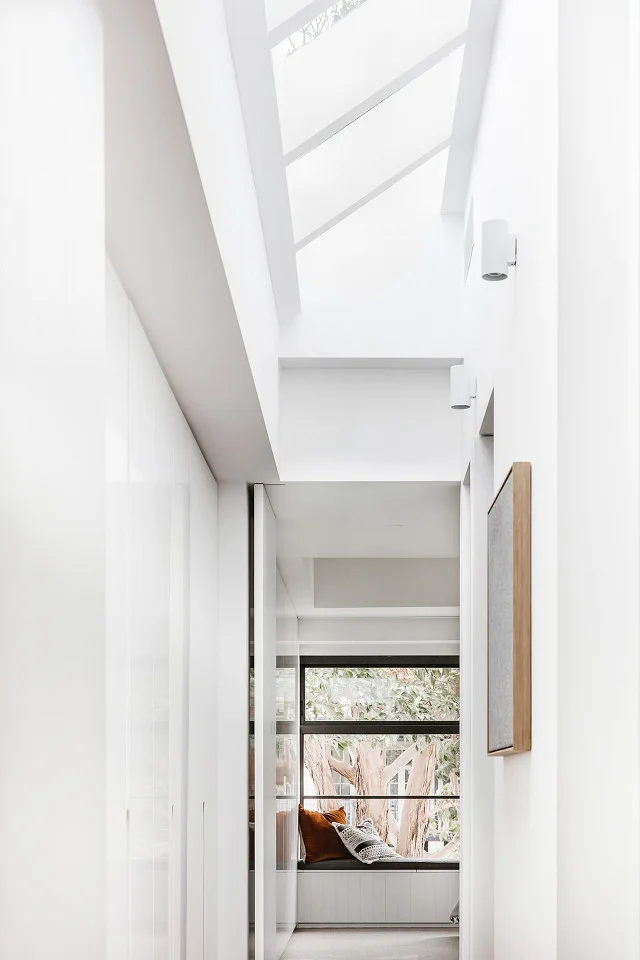 step-inside-a-photographers-elegant-queens-park-home-1933209-1476145552.640x0c.jpg