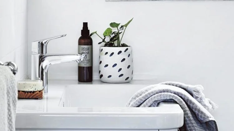 grey-and-white-bathroom-hls0117-20170315164752q75dx800y-u1r1g0c--750x422.jpg