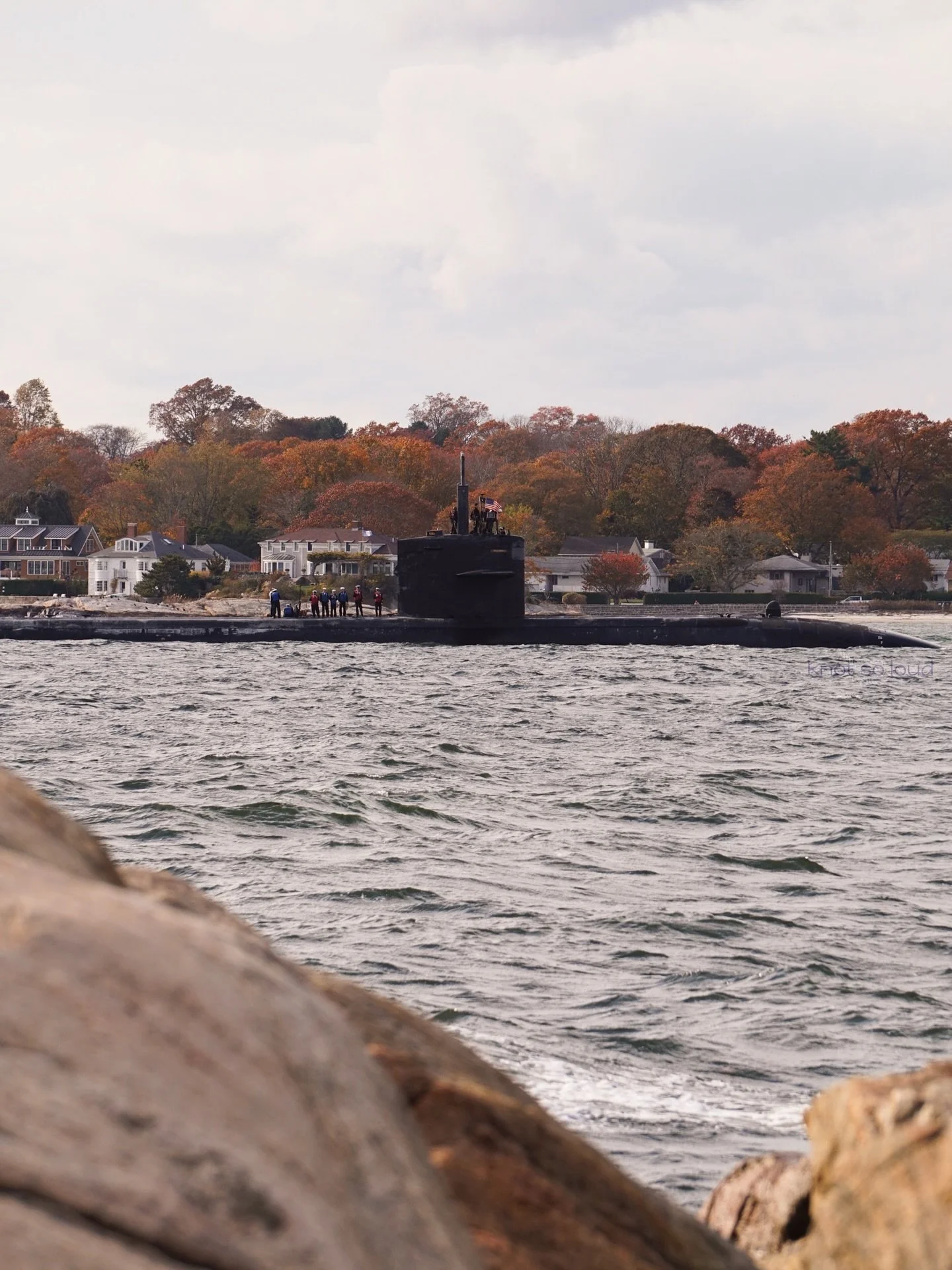 After 6 months beneath the sea, our heroes are finally home. Families, veterans and grateful citizens watched USS Newport News return today to Groton, Connecticut. 🇺🇸⚓️