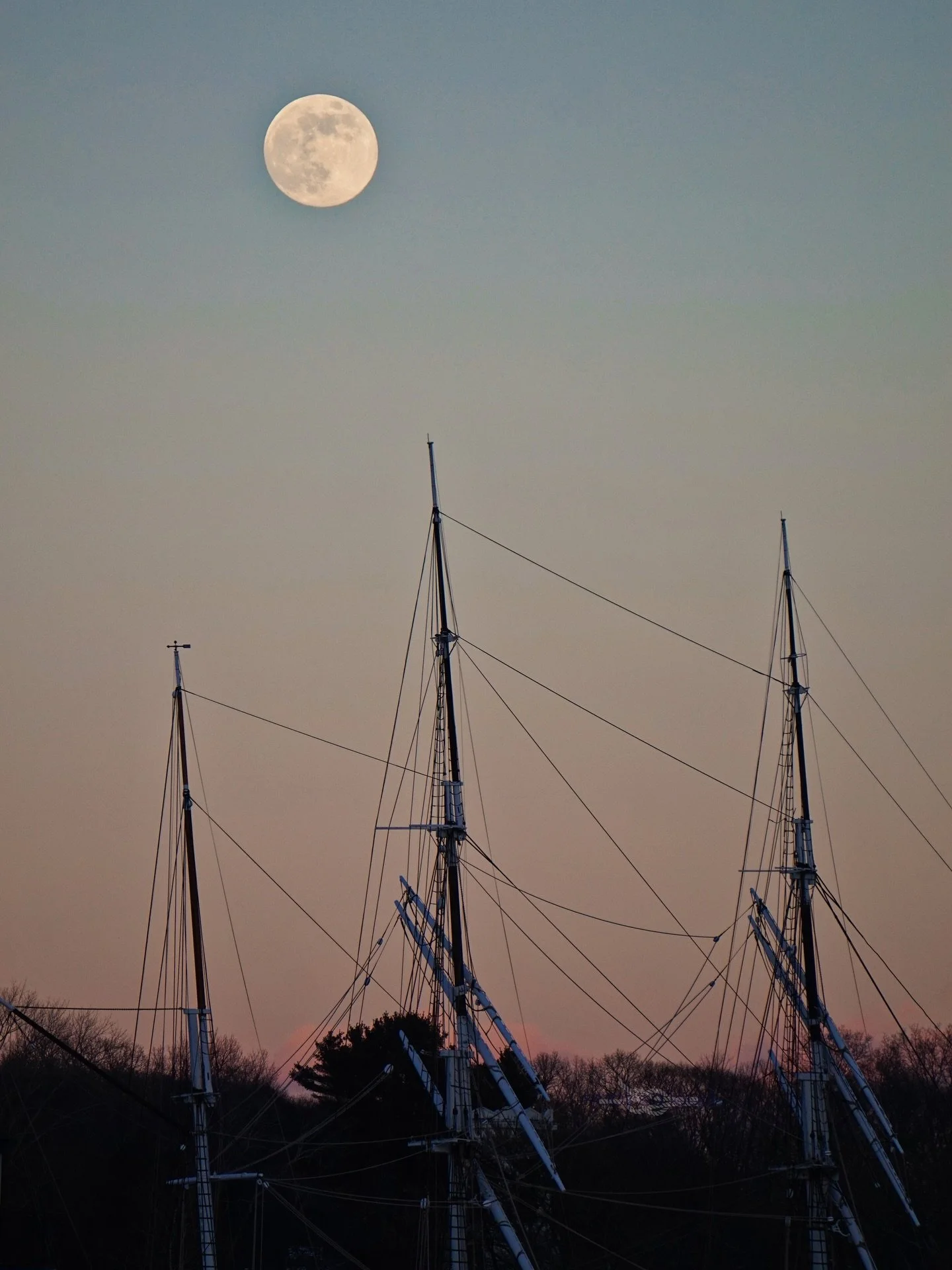 Wolf moon on January 2 over Charles W. Morgan whaling ship @mysticseaportmuseum 🐺🌕⚓️