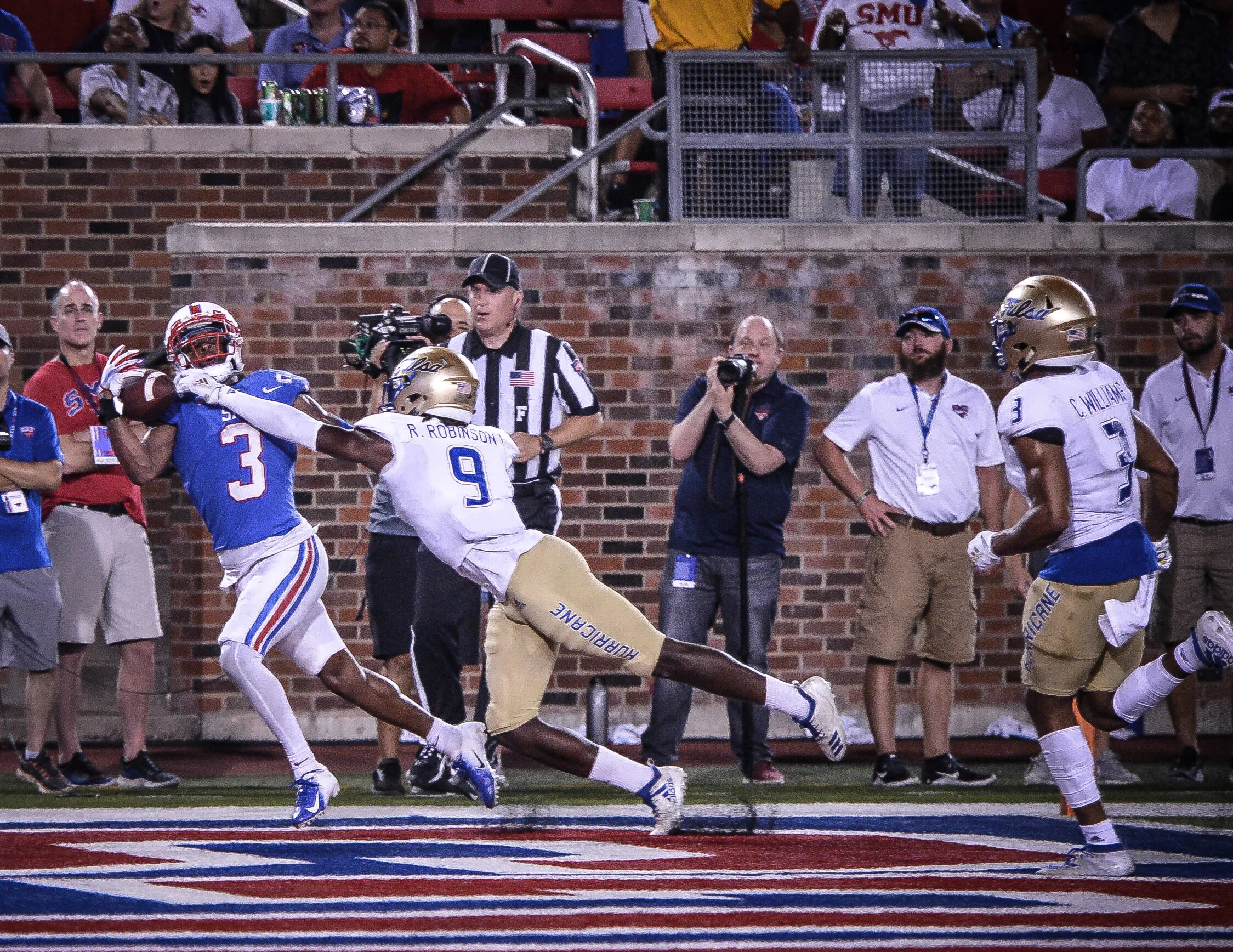 SMU receiver James Proche makes a one-handed catch against a Tulsa defender. (10/5/19)© 2019 Miss Ari Photography