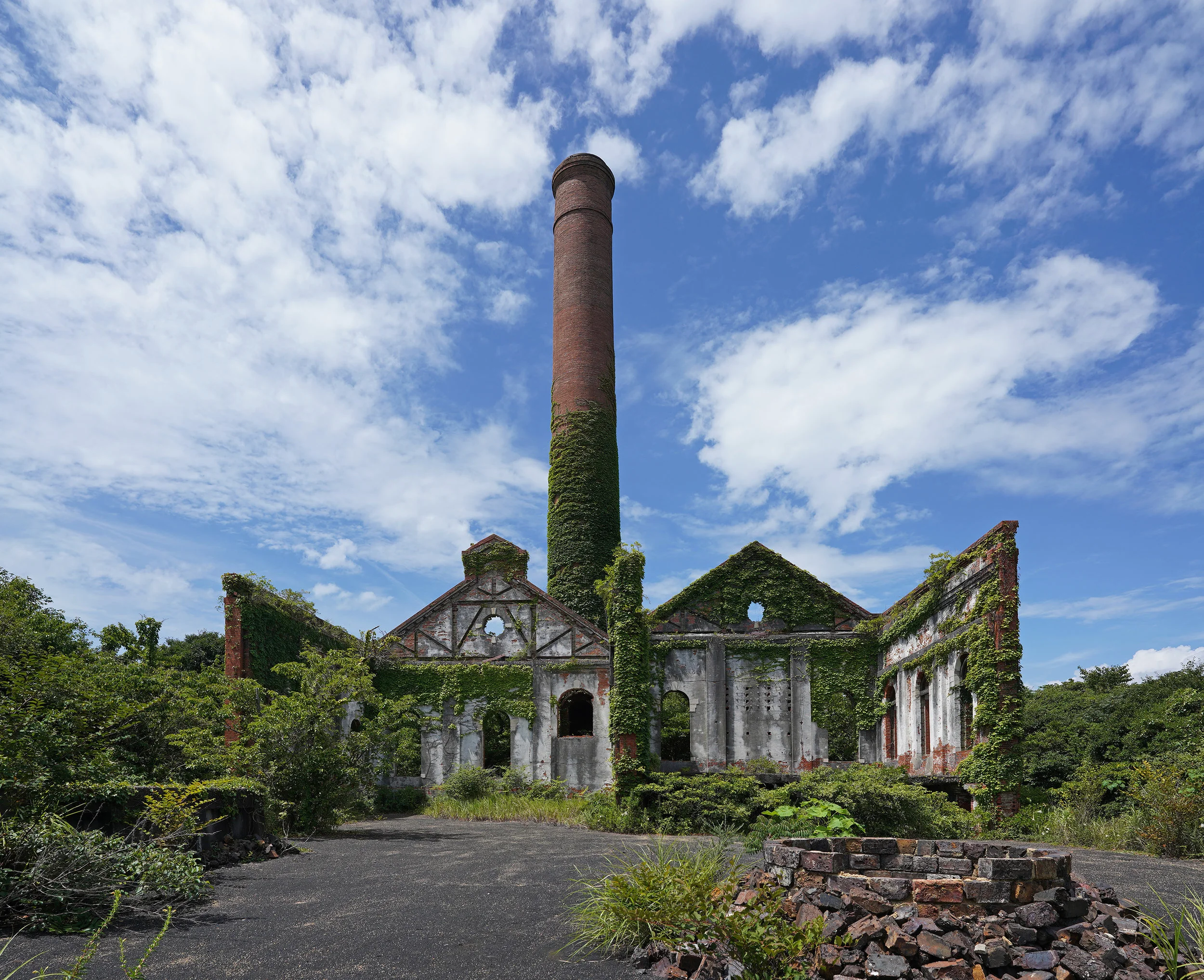 An abandoned factory building, now maintained as part of the Seirensho Art Museum campus. Photo by the author.