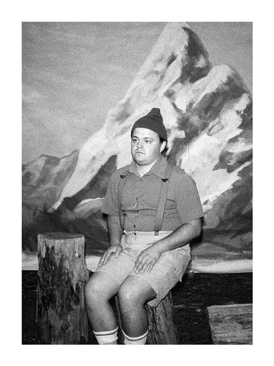 4ca7408affe0908b-aaronsitting.gif