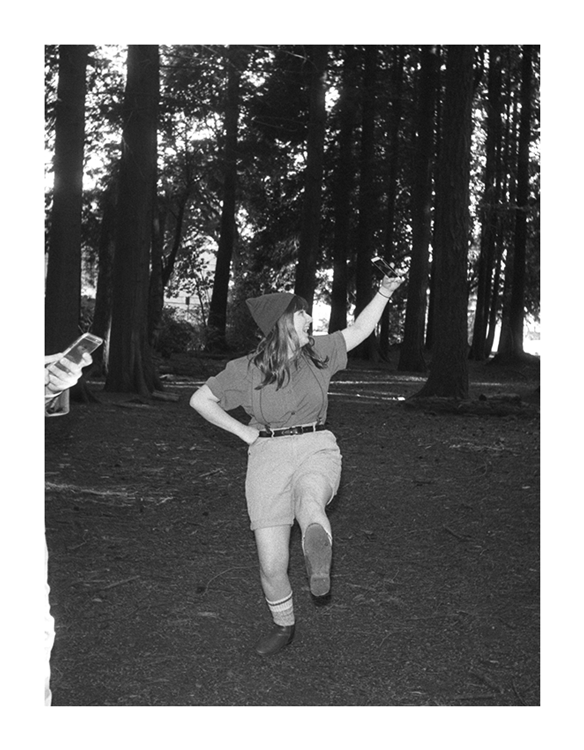 5d668f3907b138a7-kelliselfie.gif