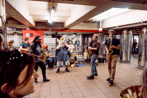 73d89bfb224f45ec-subwaymusic1.gif