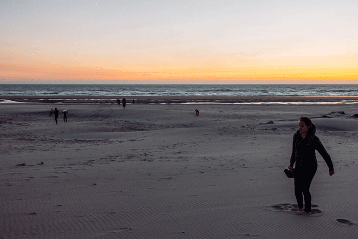 17a0d4321771bf52-allie_beachkick.gif