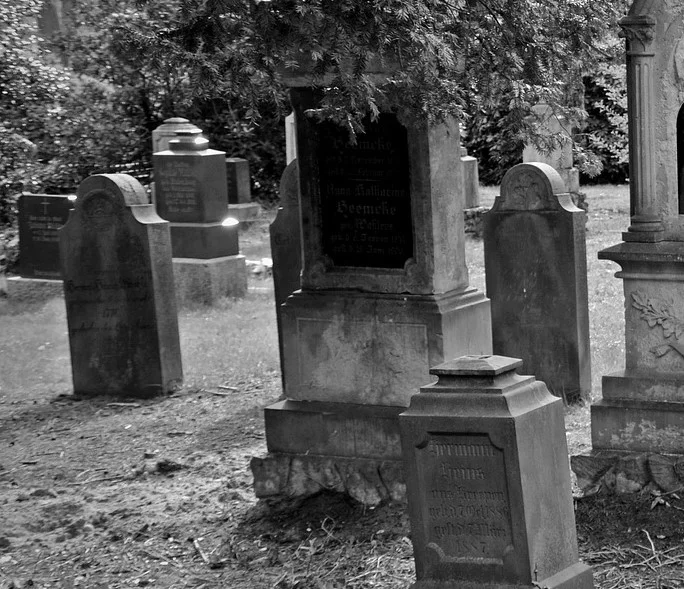 tombstone-2254390_1920.jpg