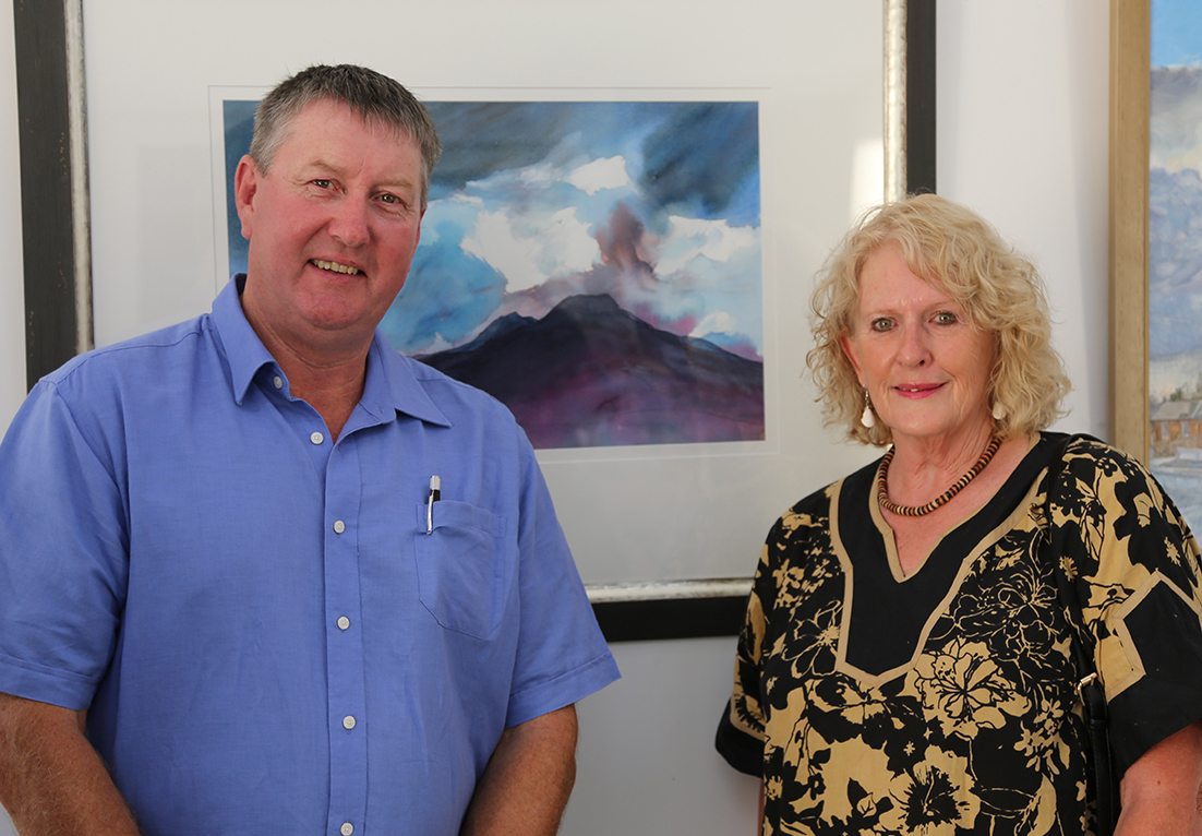 Mayor Wayne Johnson and Robyn Weare with her ‘Essence of the Valley’ award winner Coalescence.