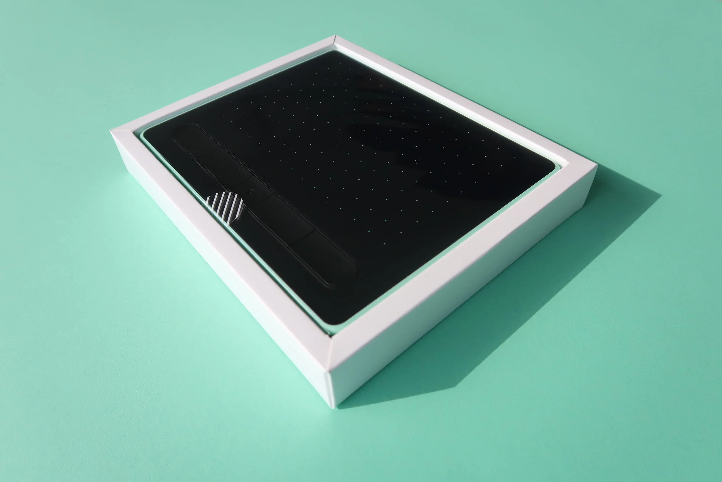  The packaging was designed to feel modern and precise, yet it was made very inexpensively and ecologically by simply wrapping a cardboard fence with paper. Inspired by Japanese sweets package design. 