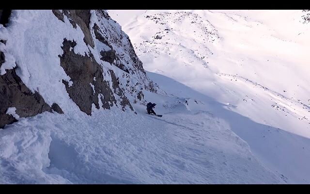 Mallroy, a steep and exposed ramp in Lyngen Alps, was first ridden by Andreas Fransson and Morgan Sal&eacute;n back in 2012.

The line remained unrepeated until recently when @kriskopa and @eivindaanensen got to ride it amazing conditions.
Hit the li