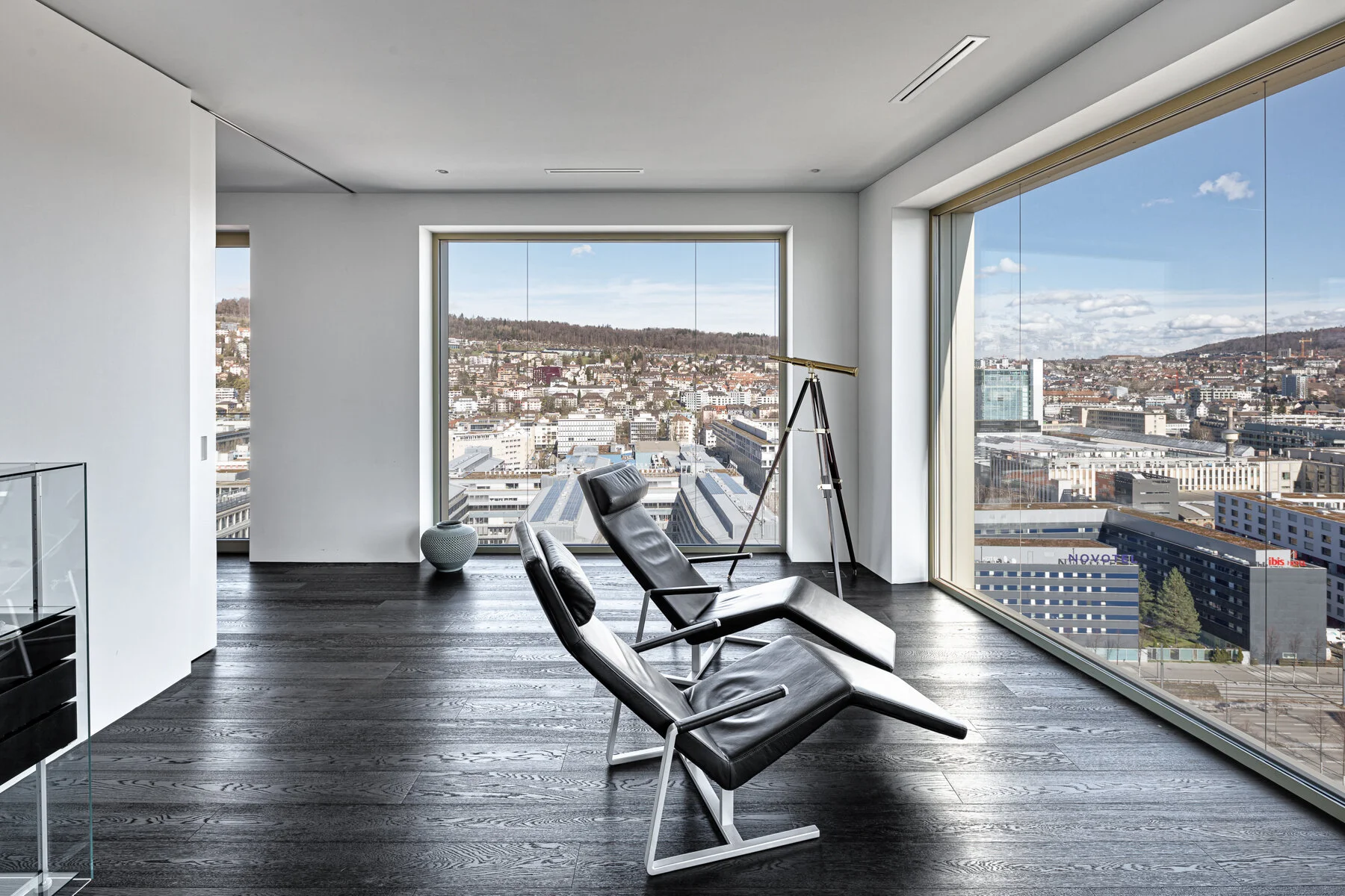 20-115 - Atrium - Mobimo Tower Wohnung 16D Zürich--3.jpg