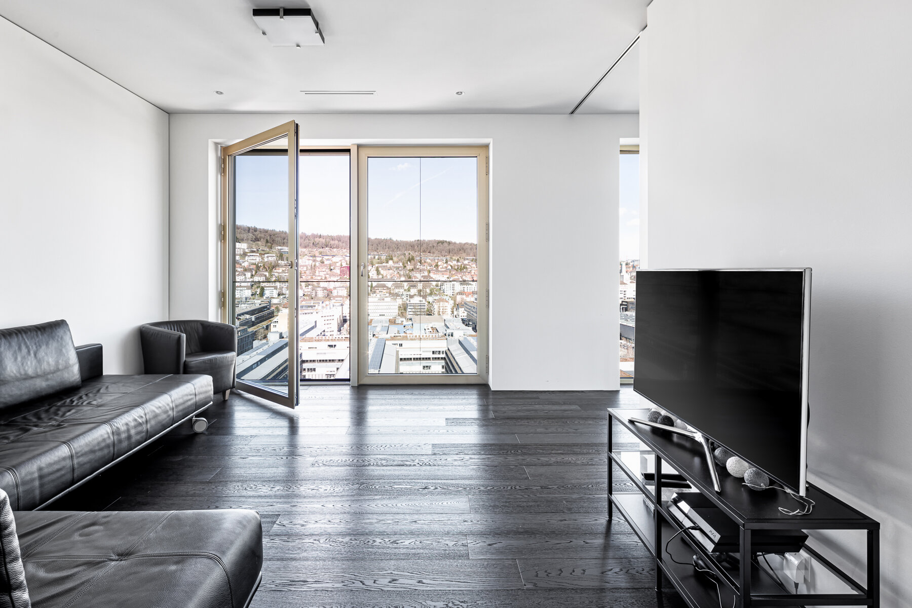 20-115 - Atrium - Mobimo Tower Wohnung 16D Zürich--11.jpg