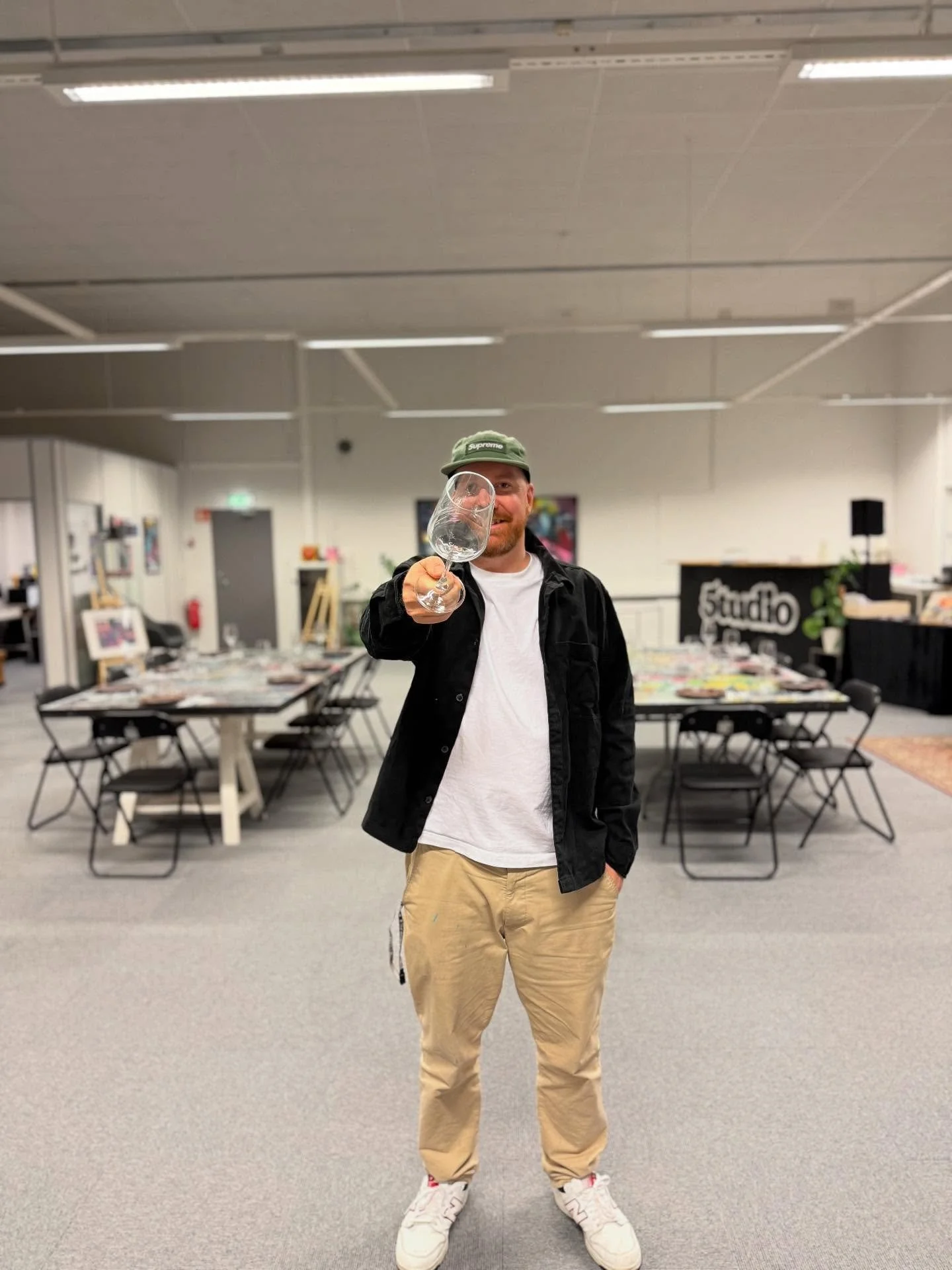 Lansering med Kim Kolstad &ndash; Kunst m&oslash;ter lokalprodusert drikke
Dato: Fredag 5. desember kl. 18:00
Sted: Grubbestad G&aring;rd
Bli med p&aring; en stemningsfull kveld n&aring;r Grubbestad G&aring;rd og graffiti-kunstner Kim Kolstad (Studio