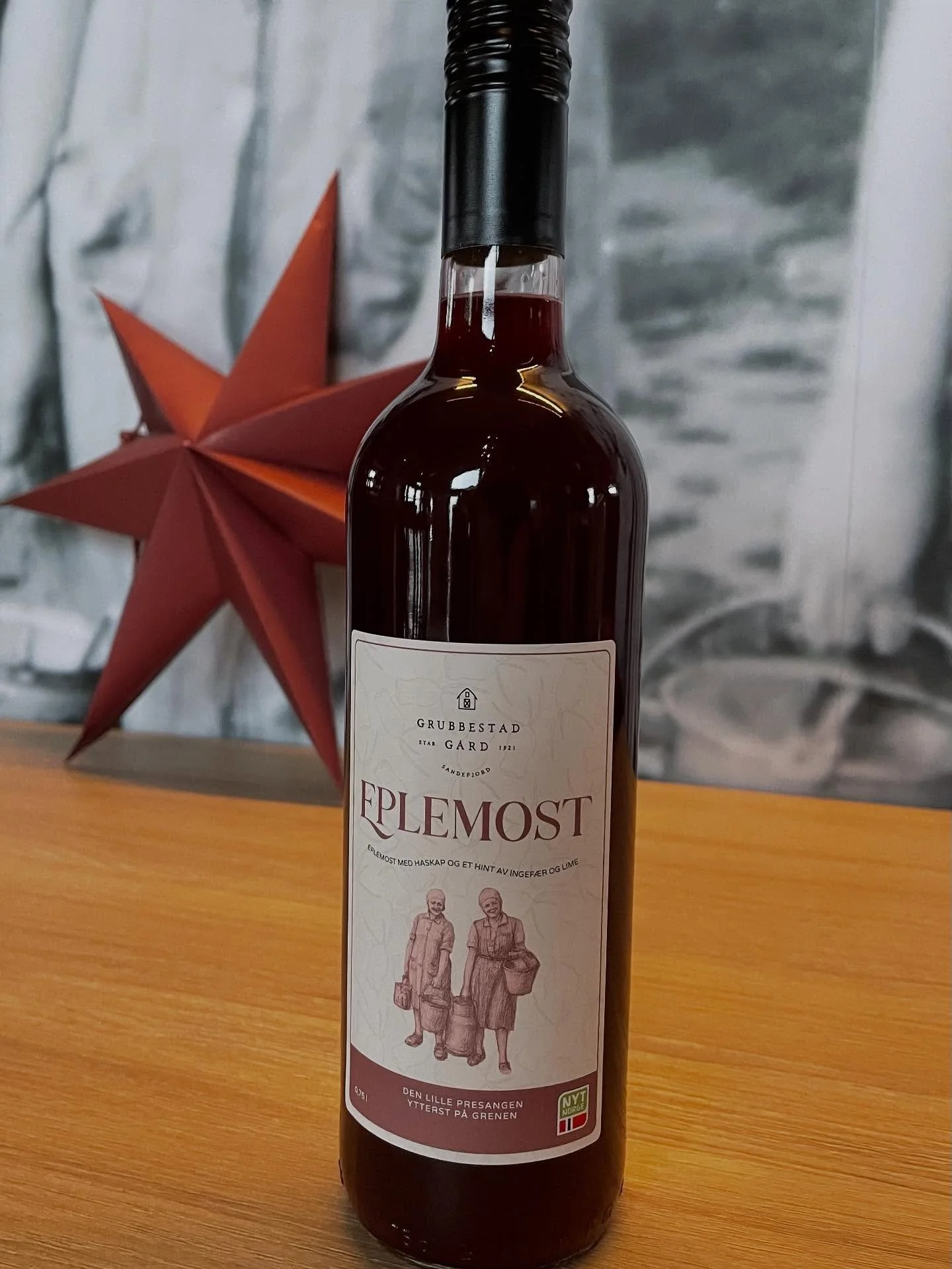 I dag kom det et lite parti Sjokostump fra @marsipancompagniet 
vi har ferske egg fra Furuegg,
og i morgen byr vi p&aring; smakspr&oslash;ver av v&aring;r nye eplemost med haskap, ingef&aelig;r og lime 
Velkommen innom for en hyggelig handel torsdag 