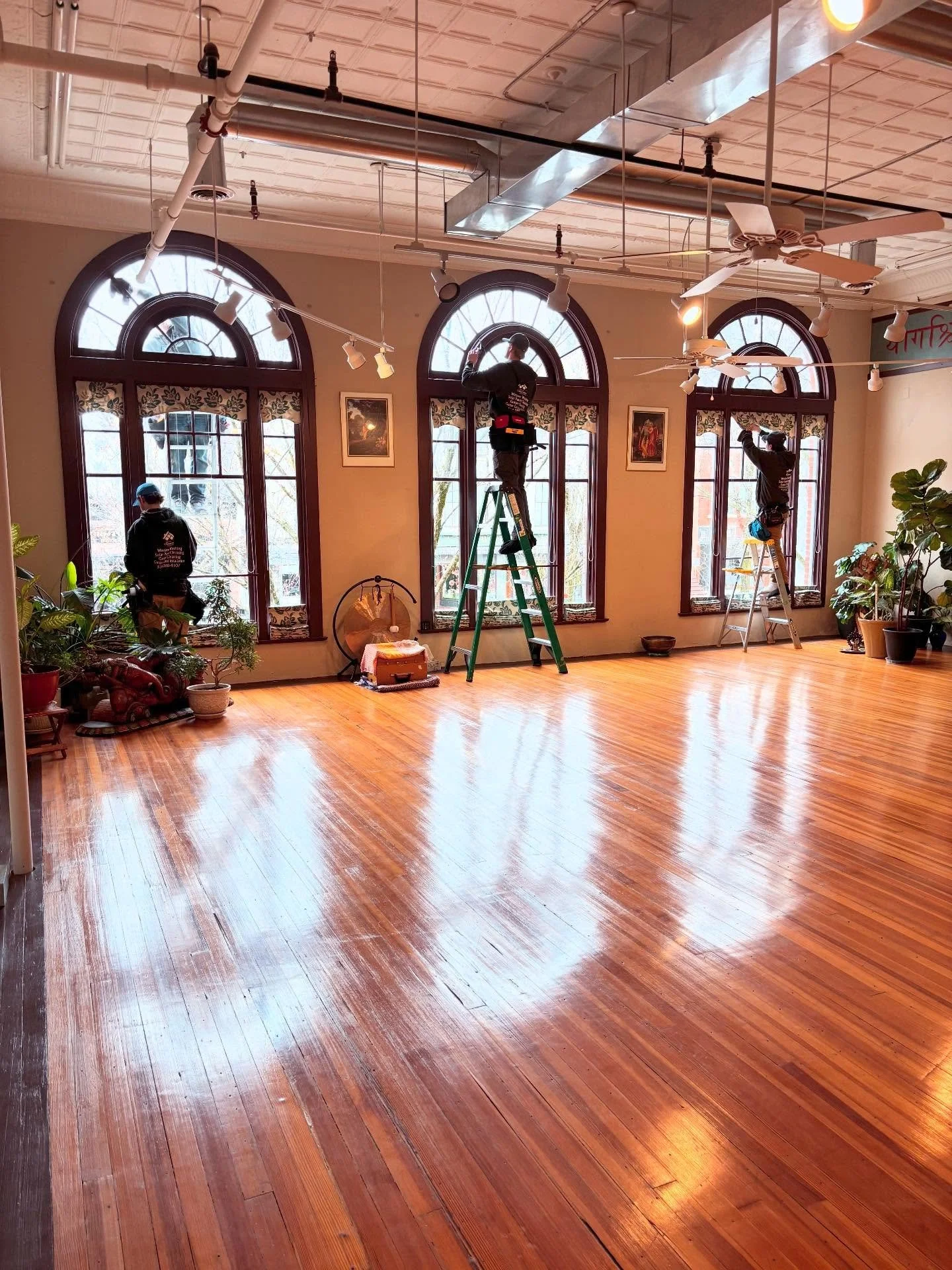 In yoga philosophy, we practice aparigraha&mdash;the gentle art of letting go.✨

As the windows are cleaned + the light pours back in, we&rsquo;re reminded&hellip;spring cleaning isn&rsquo;t just around us&mdash;it&rsquo;s within us, too.

Clearing t