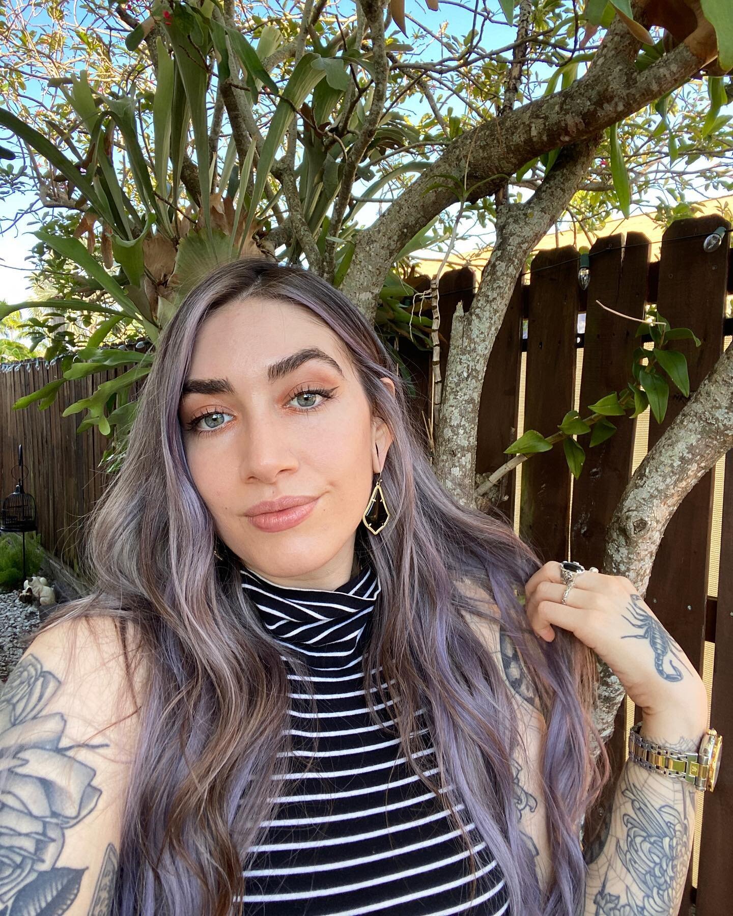 I haven&rsquo;t shown too much of my face on here recently, wanted to pop in on the feed and say THANK YOU to everyone for all the support recently! Also, I have purple hair again 😋

Do you guys like seeing just brows on my feed, or want a lil bit o