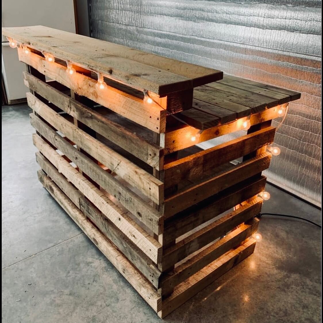 Building some pallet bars for fun. This one is listed for $200, lights included 🍻✨

man cave approved ✔️

54 wide
41 height (top bar)
35 (lower bar)
26 deep