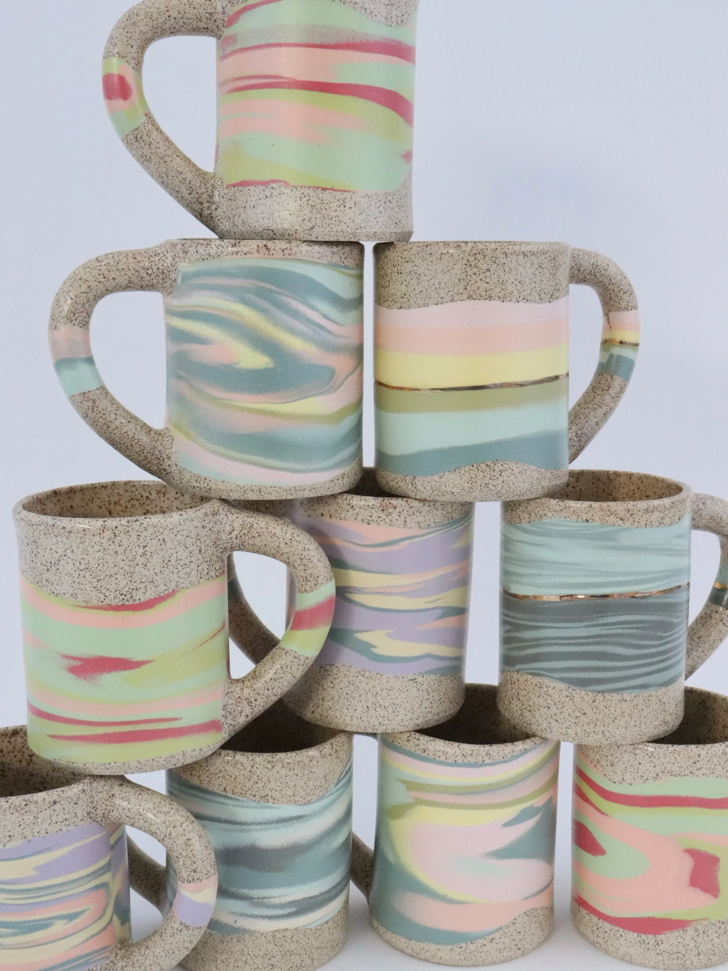 Hiiiii! Stacking up current color combos of my OLA mugs- 2 classics with gold luster and my swirled ones sans gold.🌀 (Added a new red/mint/peach/chartreuse that I&rsquo;m particularly loving) 

I&rsquo;d love to know which one are you drawn to??!!

