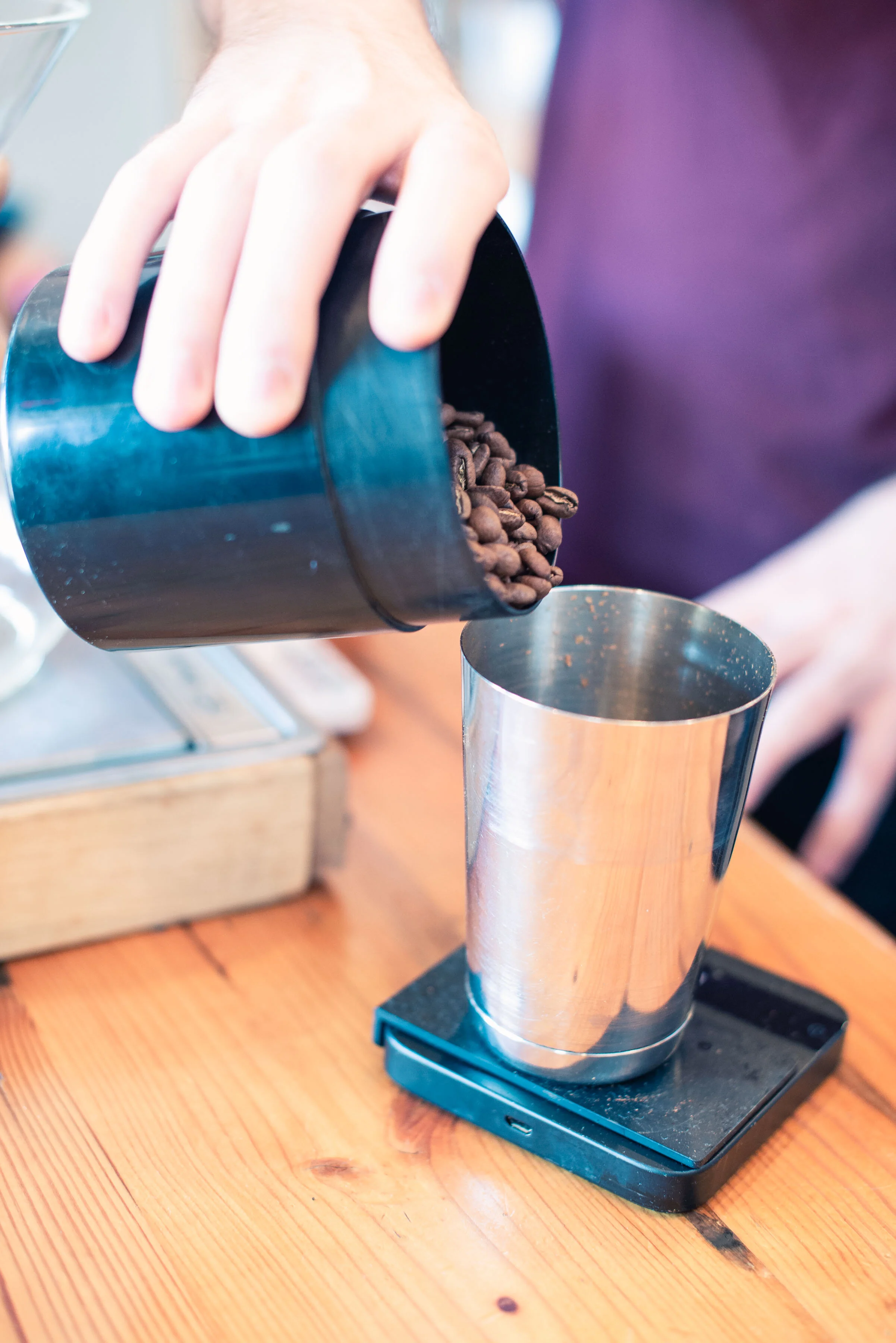 PEN_dosing-coffee-beans-with-scale