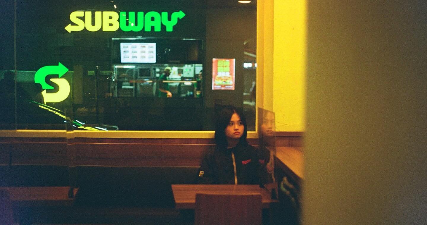 Pearl on film, somewhere in Wan Chai. 

Shot on Kodak 400. 
. 
.
.
.
.
#photography #hkphotography #canonhk #discoverhk #jacklloydhk #discoverhongkong #hkig #hongkonginsta #hkmood #shotwithcanon #canonae1 #hkcanon  #hkgrunge #hkfilm #fujifilmhk #koda