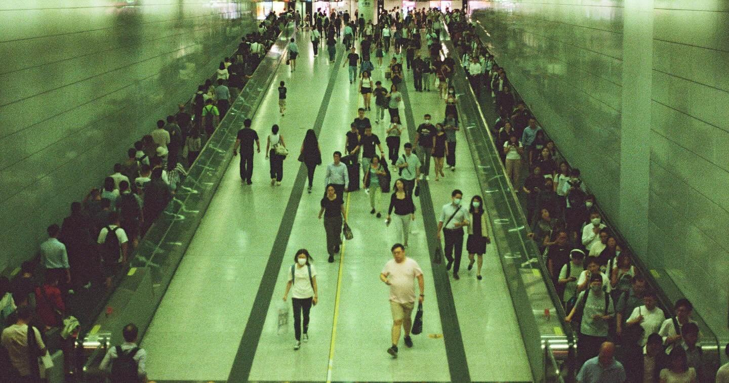 Hong Kong Station is one of the busiest places all over HK and something about this picture speaks to me. The walls, the colors, the busy nature of everyone in the midst of rush hour.

Shot on Kodak 400. 
. 
.
.
.
.
#photography #hkphotography #canon