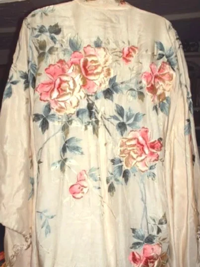 more satin stitch on a silk robe here via-leavesoftea.livejournal.com