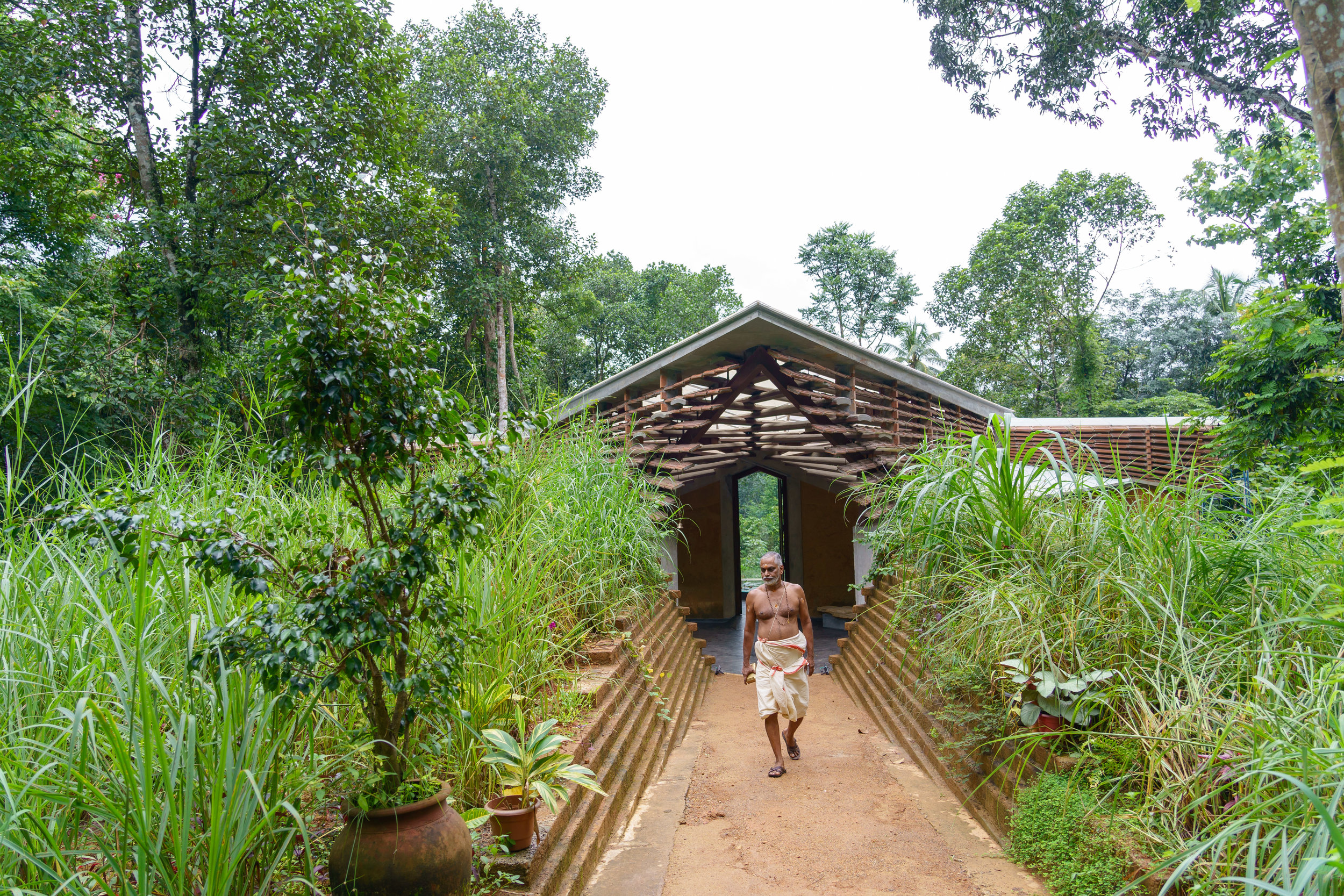 Although the roof prevented rain and the cooling was phenomenal, the client was deterred by the atmosphere of darkness which stayed prevalent or was associated with the ambience inside traditional houses. Thus during the early days of the project,