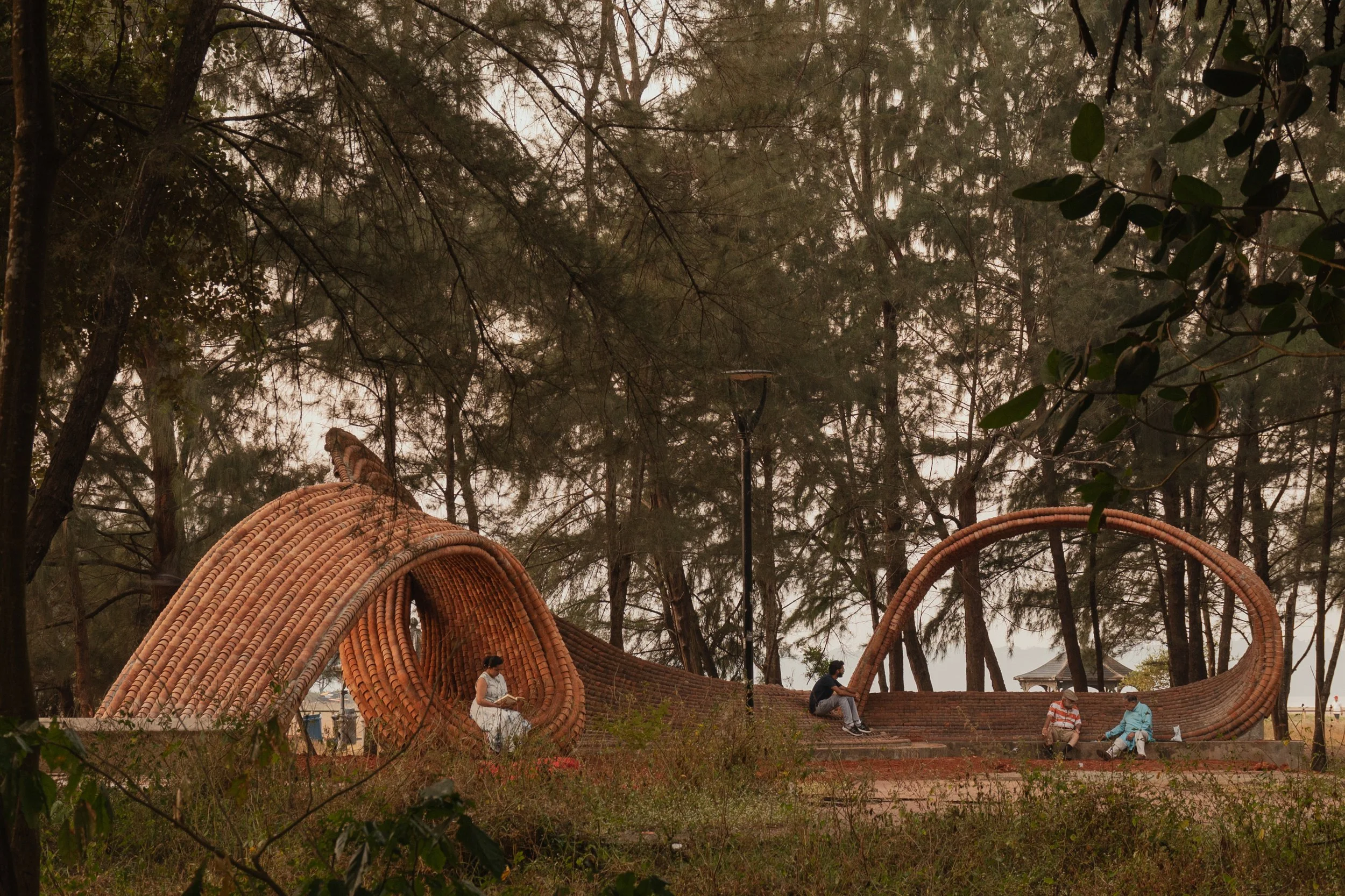  ‘Kulhads’ or ‘mud cups’ (terracotta cups) used to be a familiar sight at railway stations, used to sip hot tea or cool buttermilk (lassi) and eventually thrown away across beaches and train tracks in India. So when the opportunity arose to make a pa