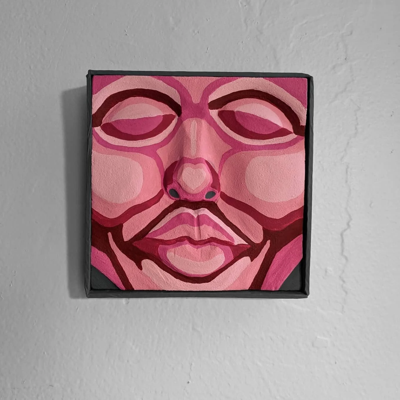 a lil smooch for ya 💋 it's really cold outside so I carved this in my room and despite my plastic sheet and ventilation efforts I have so many regrets
.
.
.
#valentinecraft #foamface