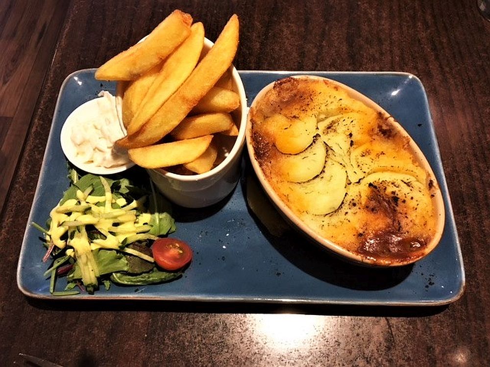Traditional pie with chips