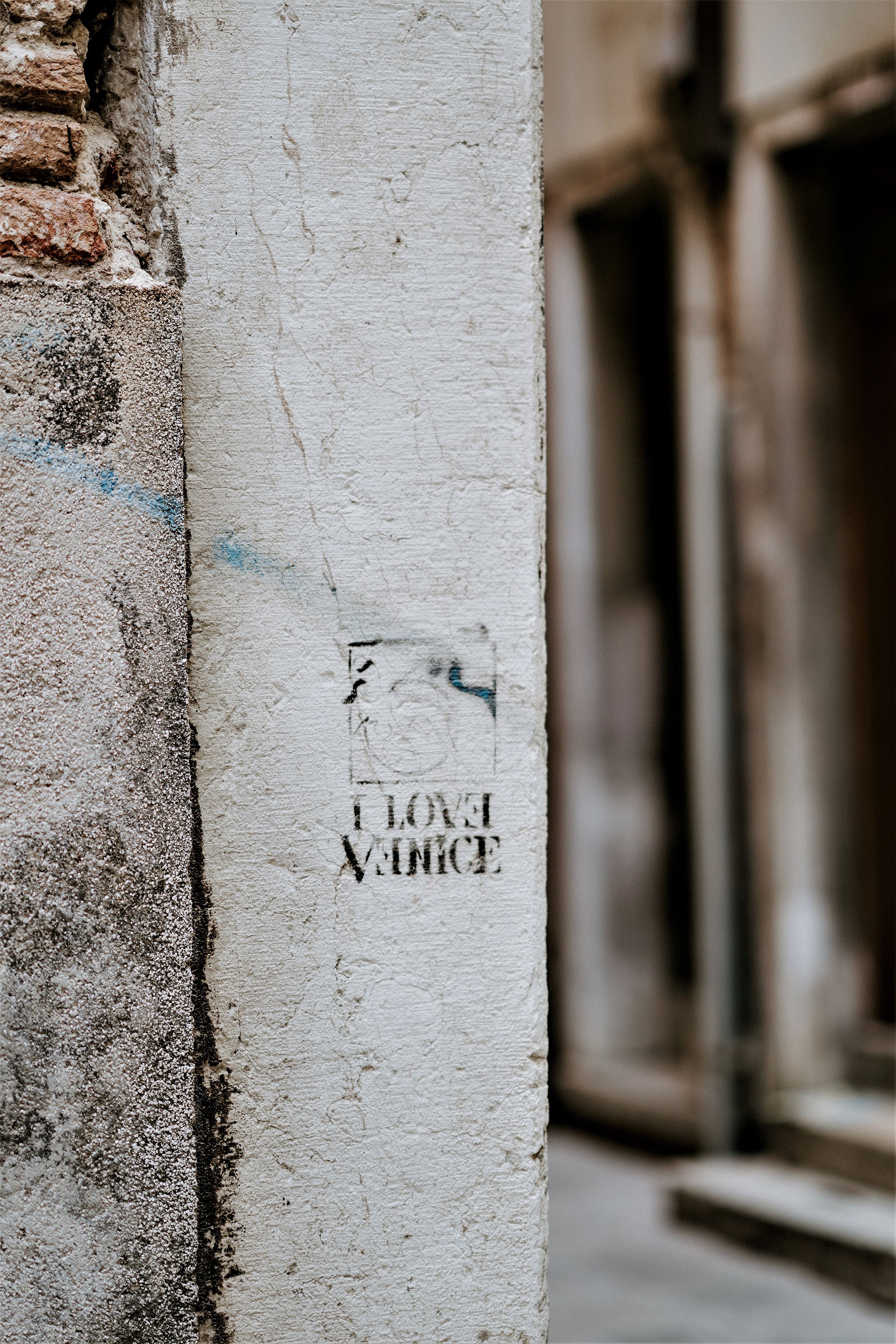 I love Venice written on wall