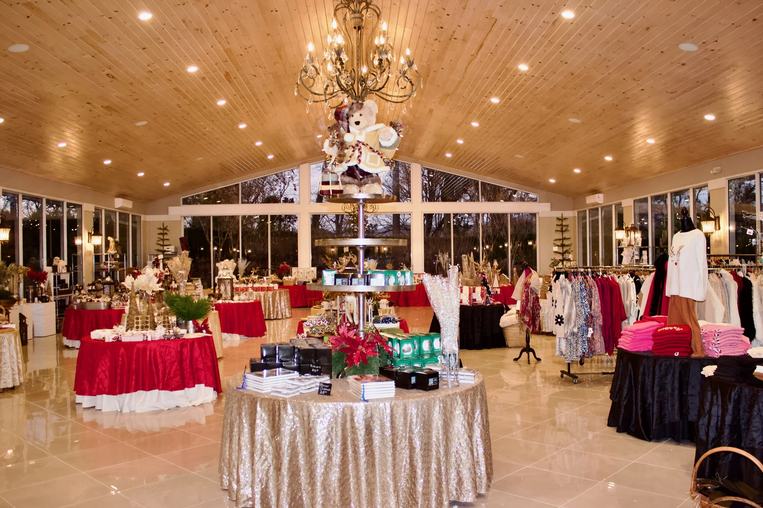 Pop up shop offers gifts, decor &amp; swag at Christmas