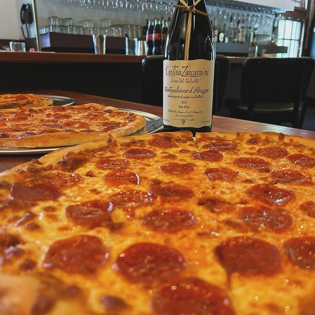 Upcoming blog post will be a review on The Lucky Hare and Night Train in Marble Hill...
#artsychowroamer
#thequirkytourist
#theluckyhare
#nighttrain
#ediblefare
#mondayinspo
#pizza