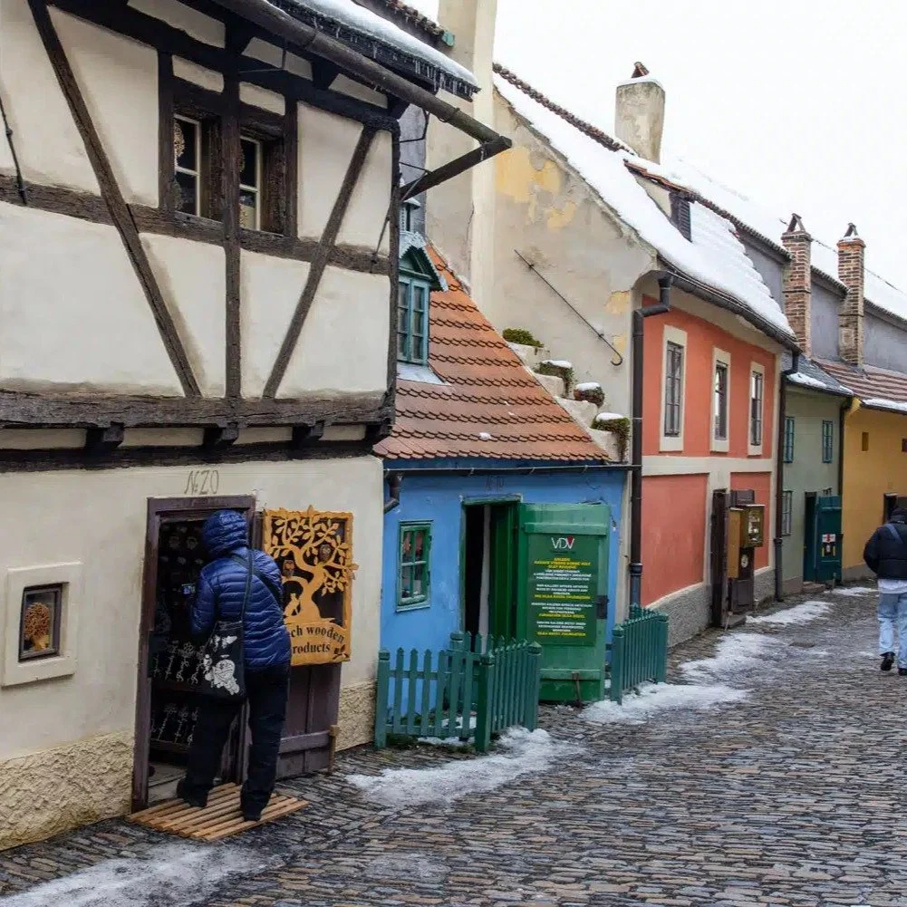 Prague Castle's Golden Lane is the spot for handmade gift shopping....

#artsychowroamer
#thequirkytourist
#justbecause
#exploretheworld
#christmasshopping
#praguecz