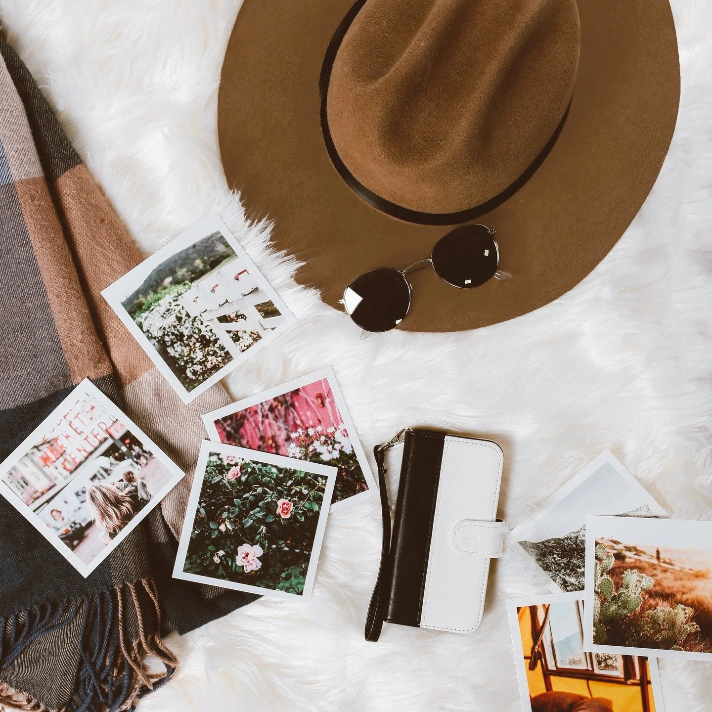 Winter inspo for the coming colder temps as we glide into the holidays...

#artsychowroamer
#thequirkytourist
#wednesdayinspo
#justbecause